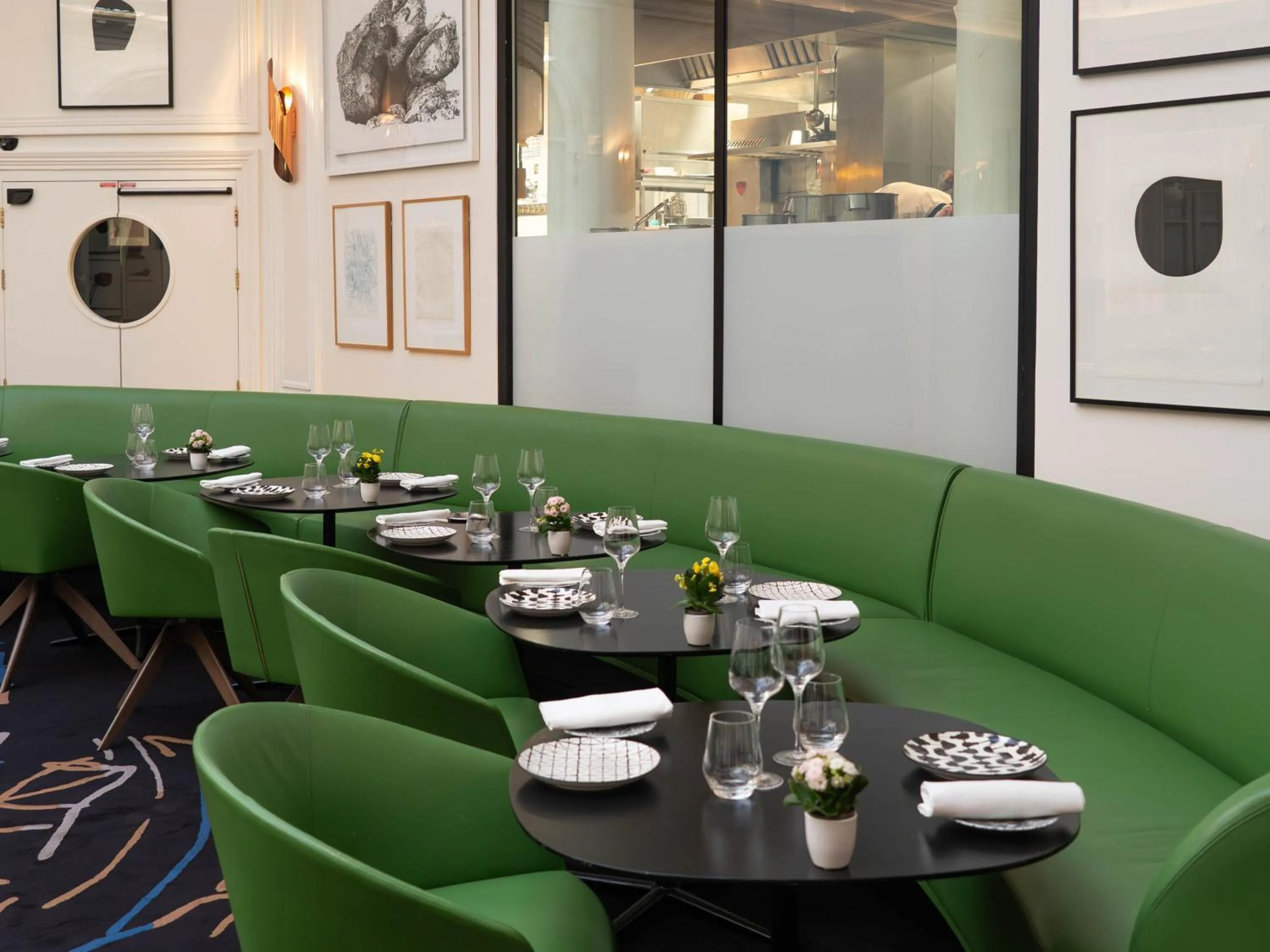 Restaurant/places to eat in Hôtel Vernet Champs Elysées Paris