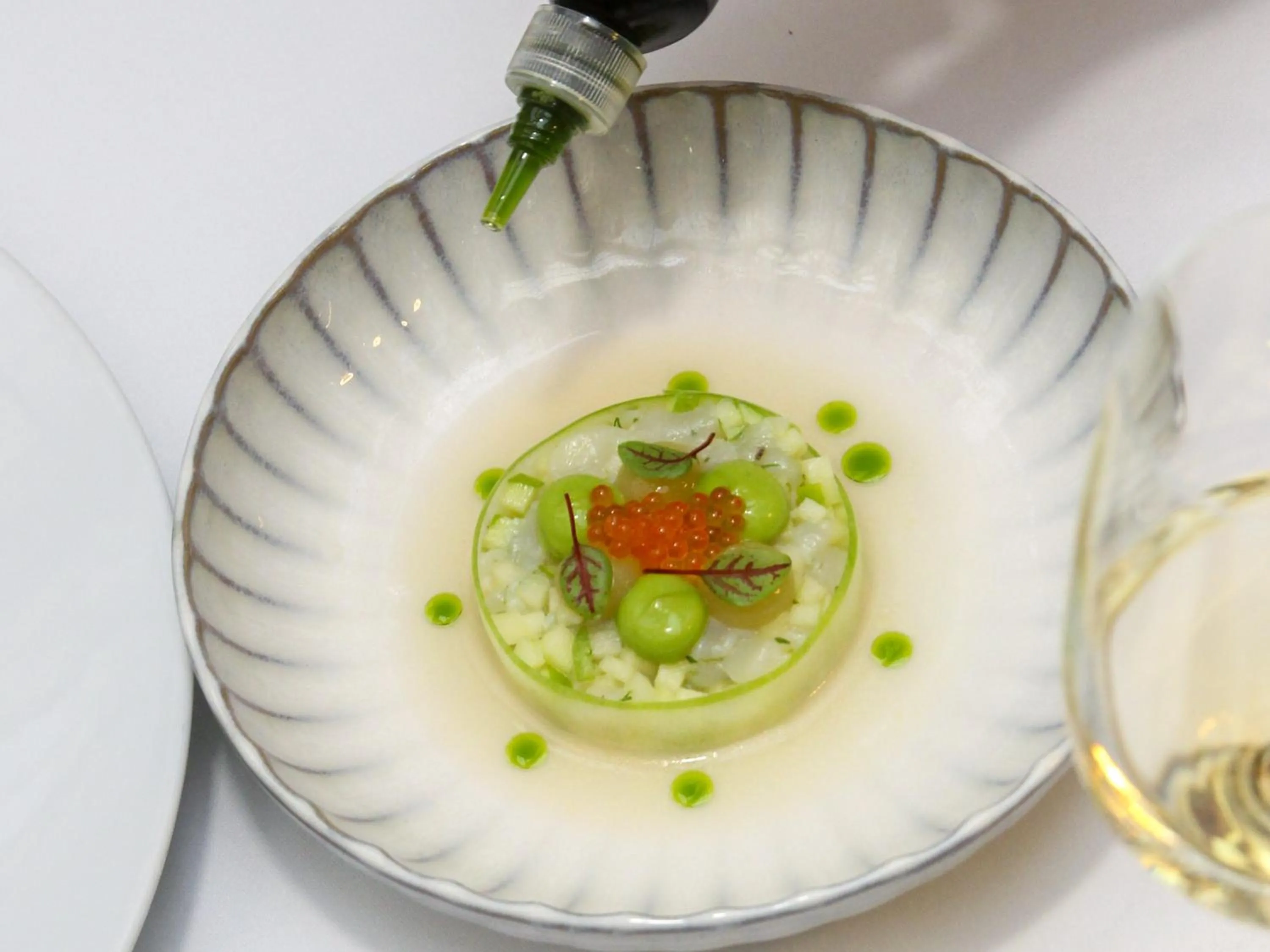 Restaurant/places to eat in Hôtel Vernet Champs Elysées Paris