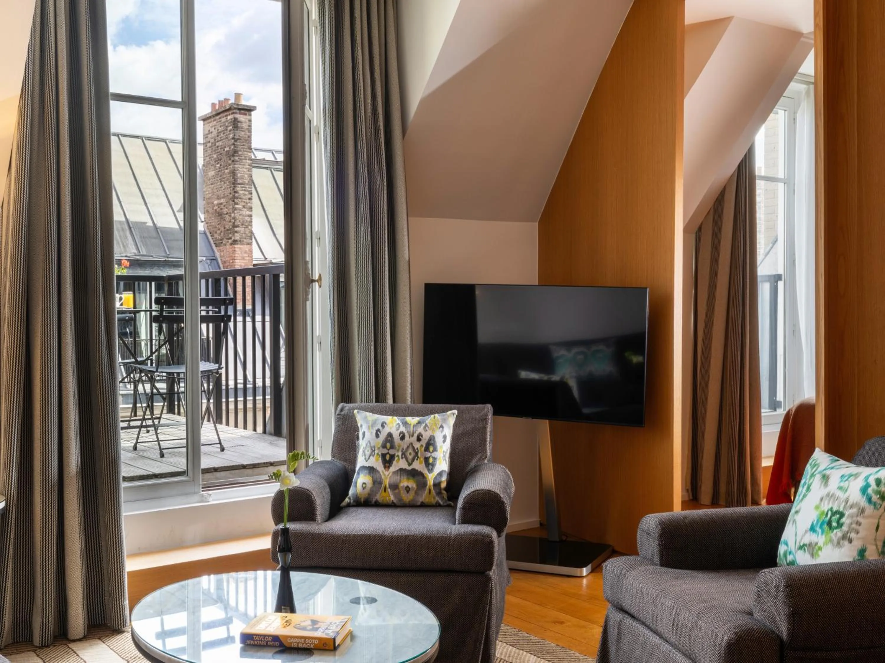 Living room in Hôtel Vernet Champs Elysées Paris