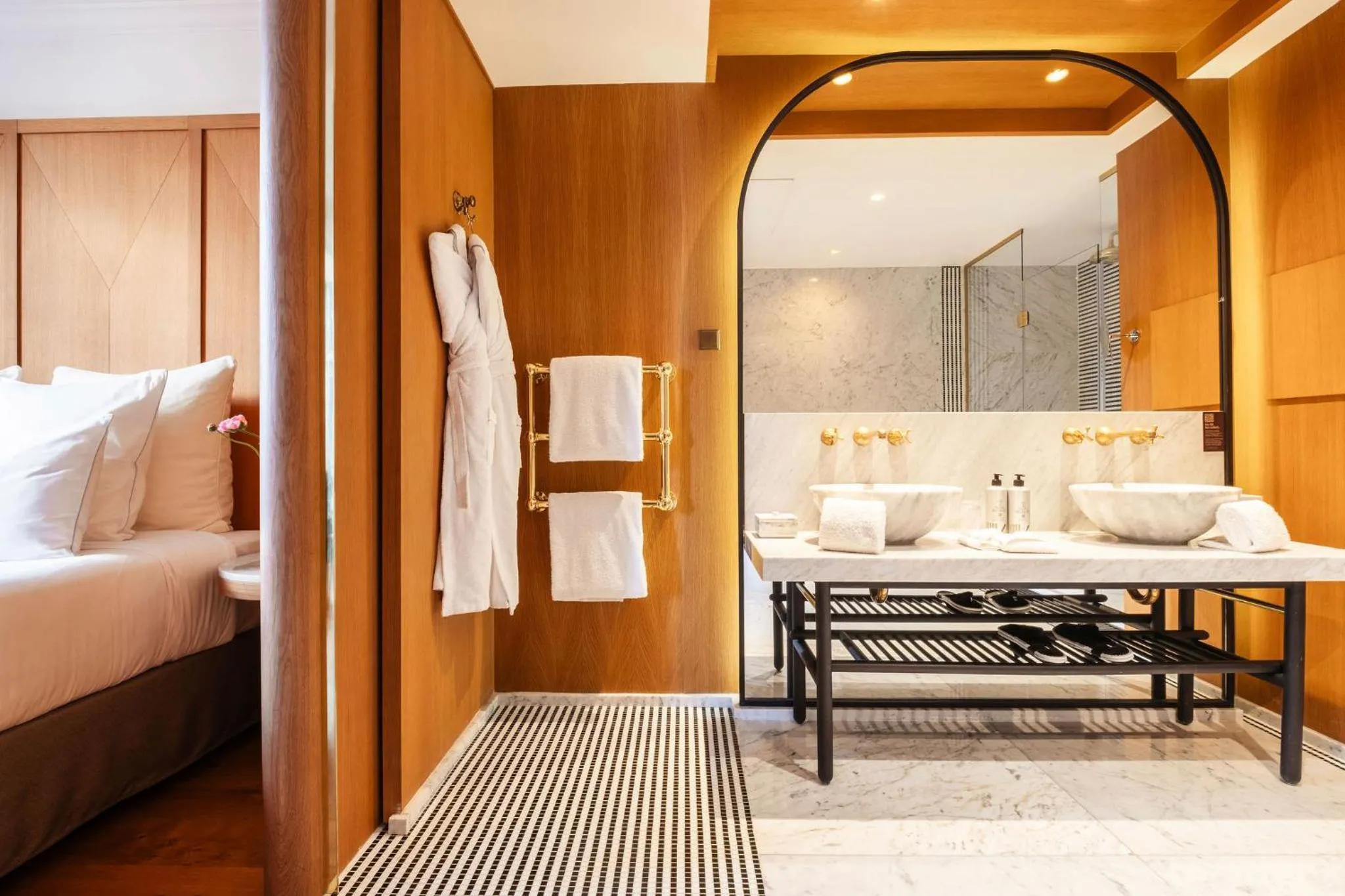 Bathroom, Bed in Hôtel Vernet Champs Elysées Paris