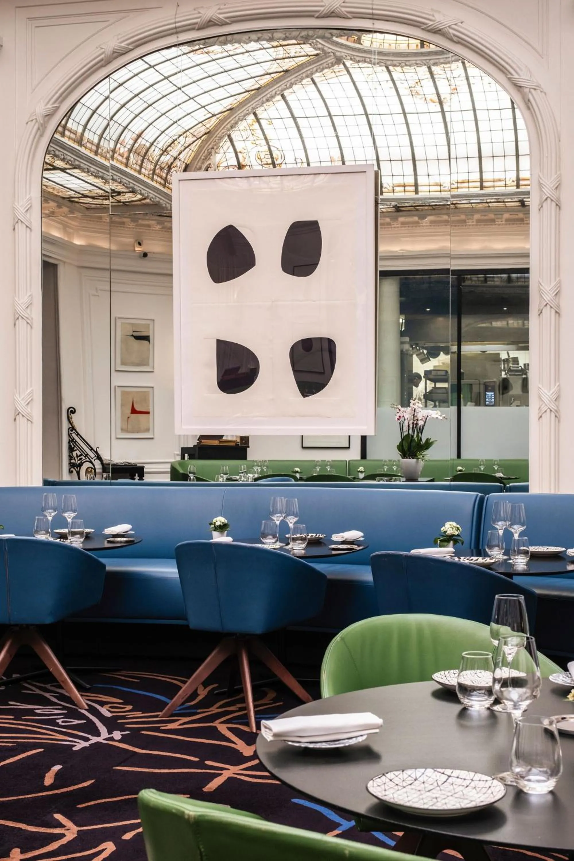 Restaurant/places to eat in Hôtel Vernet Champs Elysées Paris