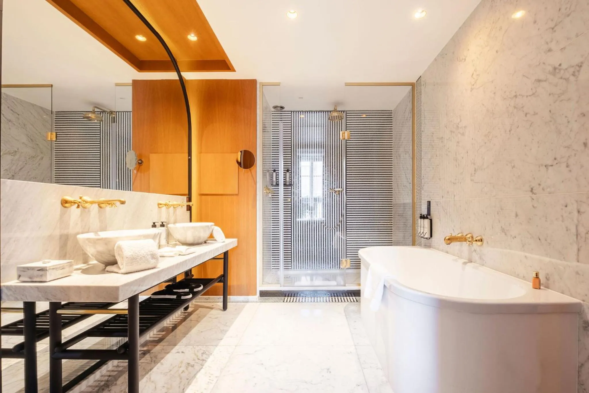 Bathroom in Hôtel Vernet Champs Elysées Paris