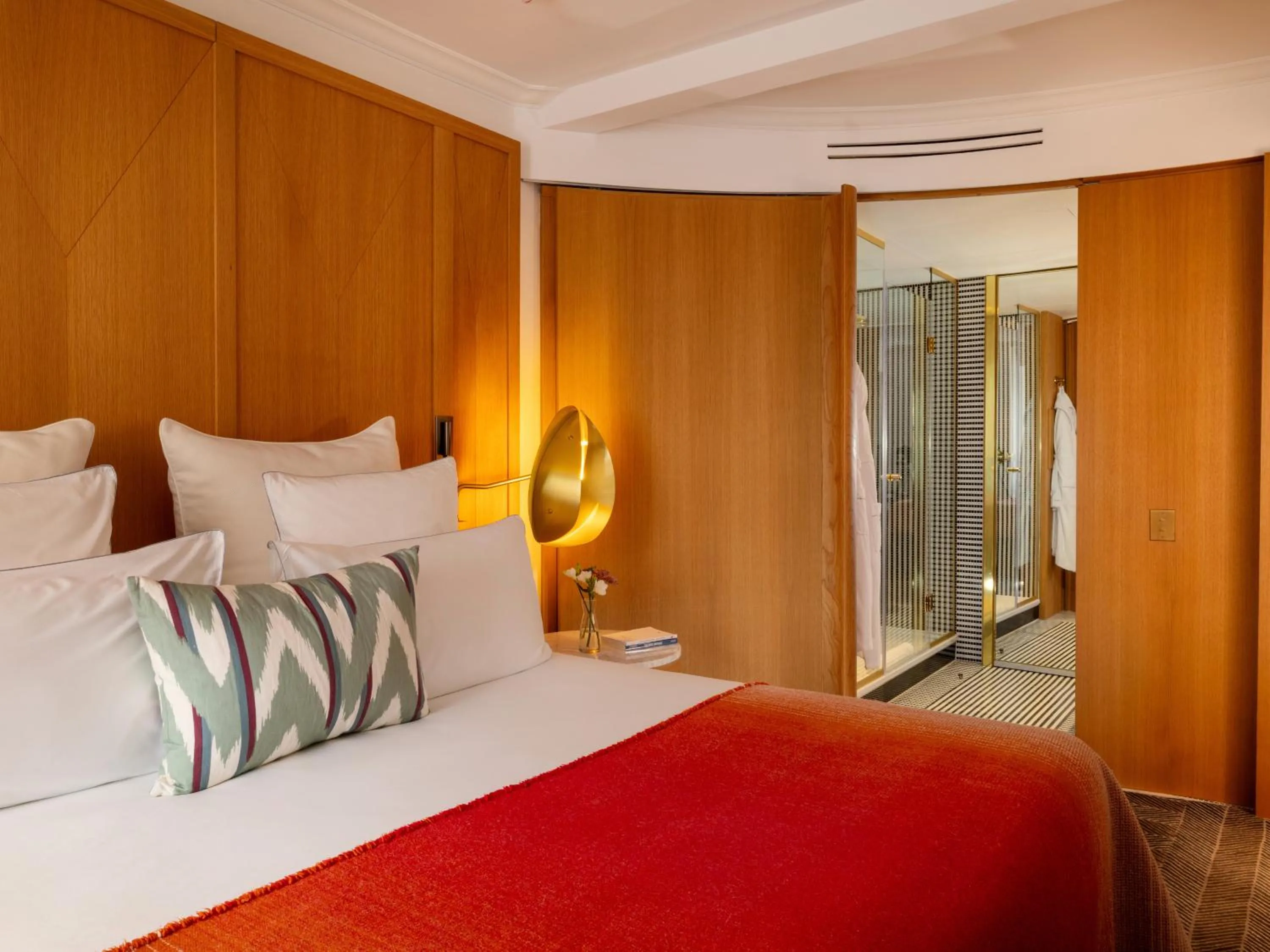 Bedroom, Bed in Hôtel Vernet Champs Elysées Paris