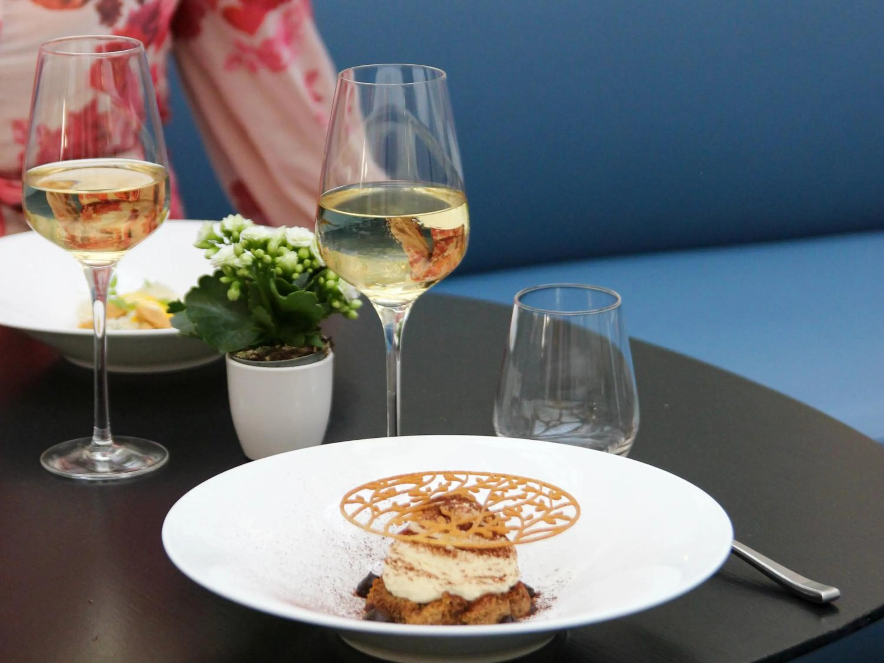 Restaurant/places to eat in Hôtel Vernet Champs Elysées Paris