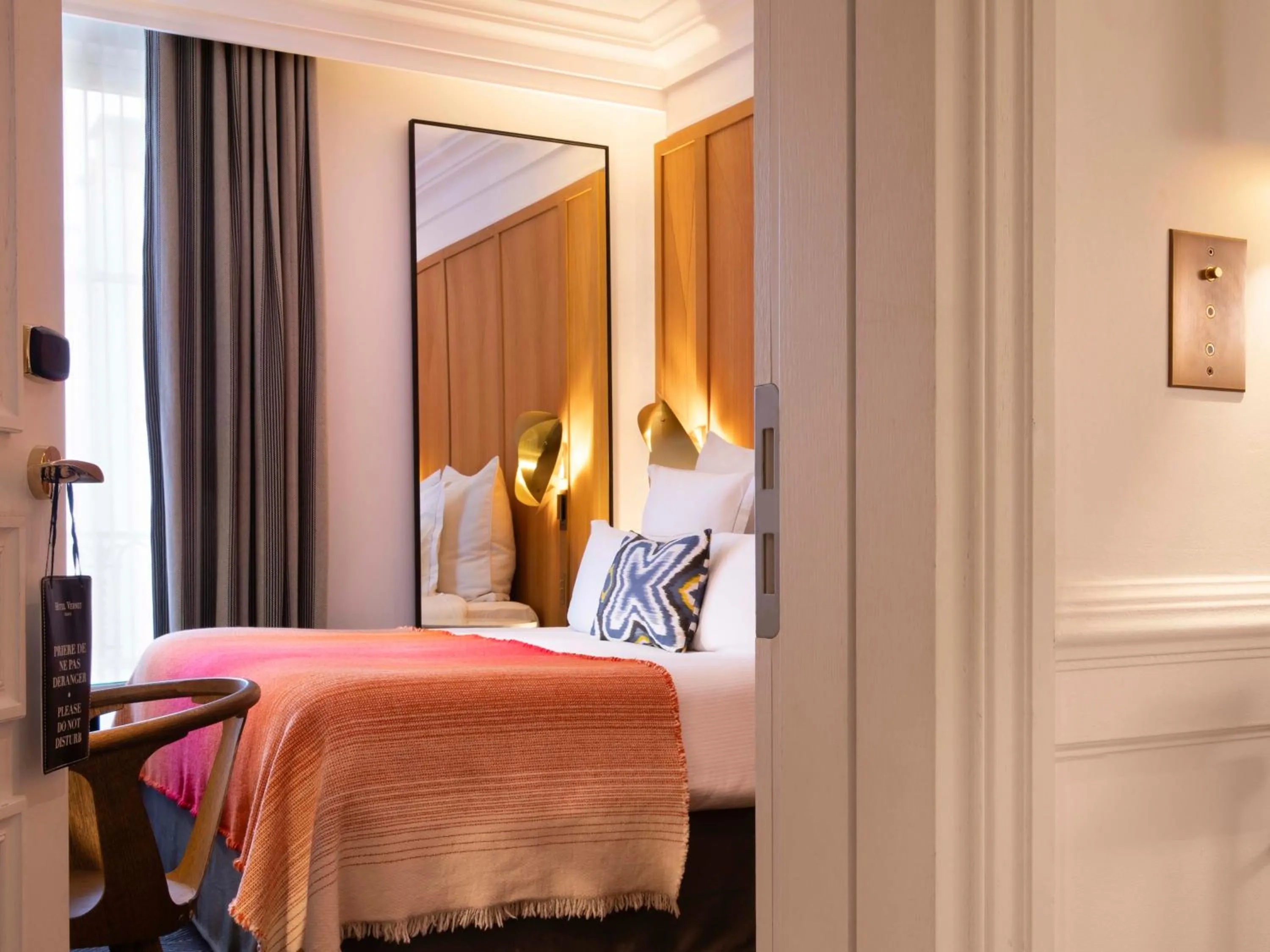 Bedroom, Bed in Hôtel Vernet Champs Elysées Paris