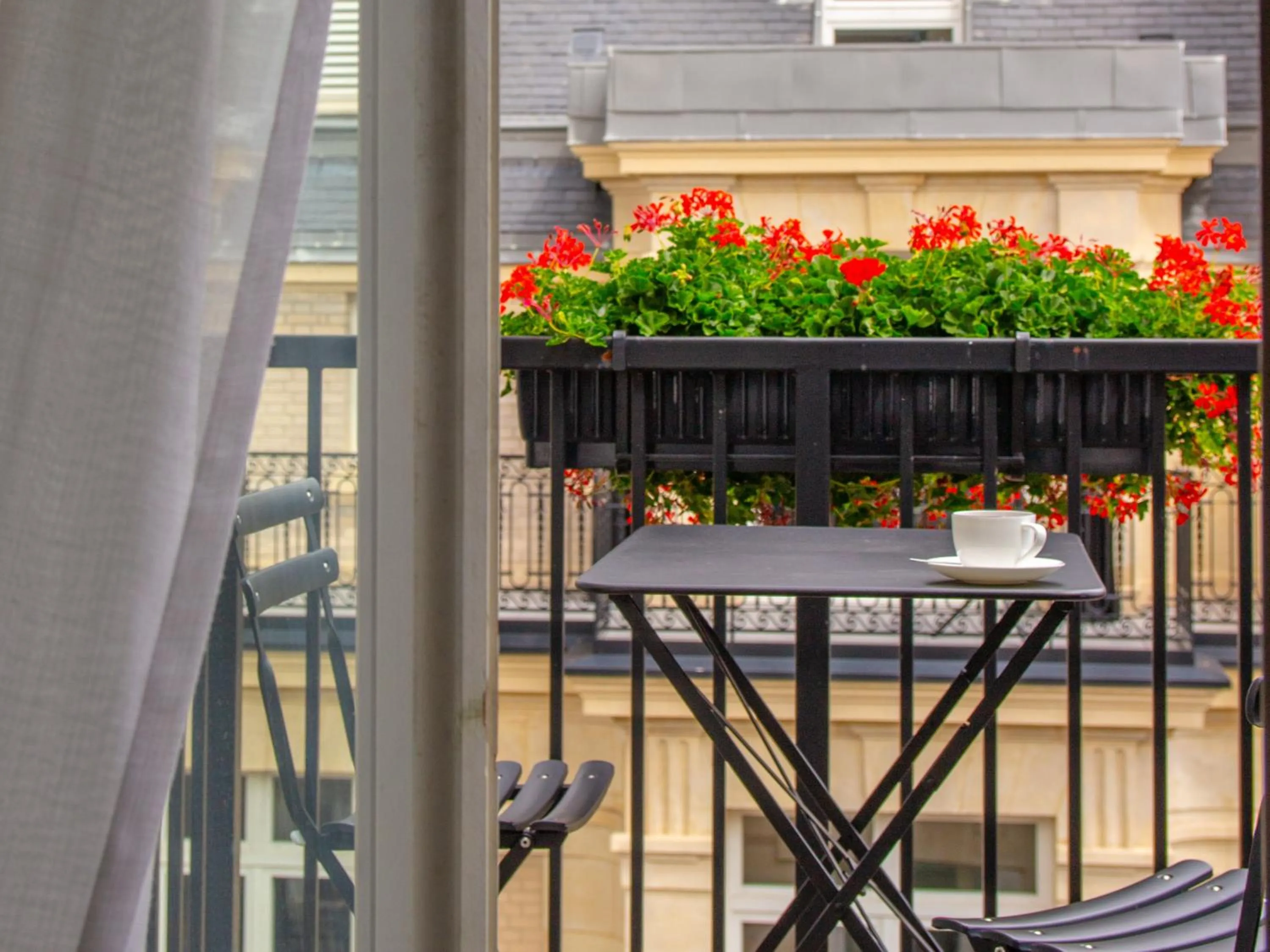 Balcony/Terrace in Hôtel Vernet Champs Elysées Paris