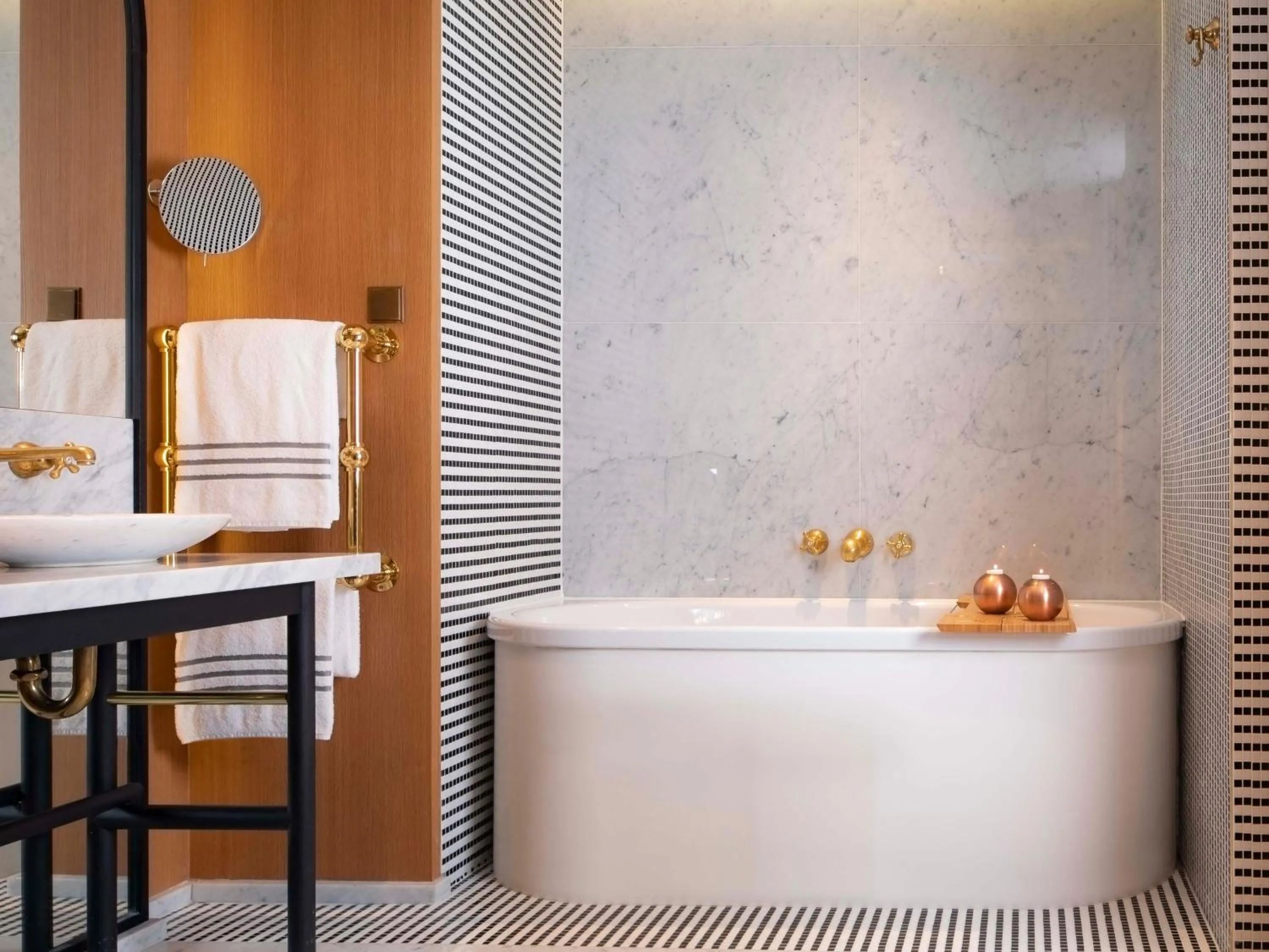 Bathroom in Hôtel Vernet Champs Elysées Paris