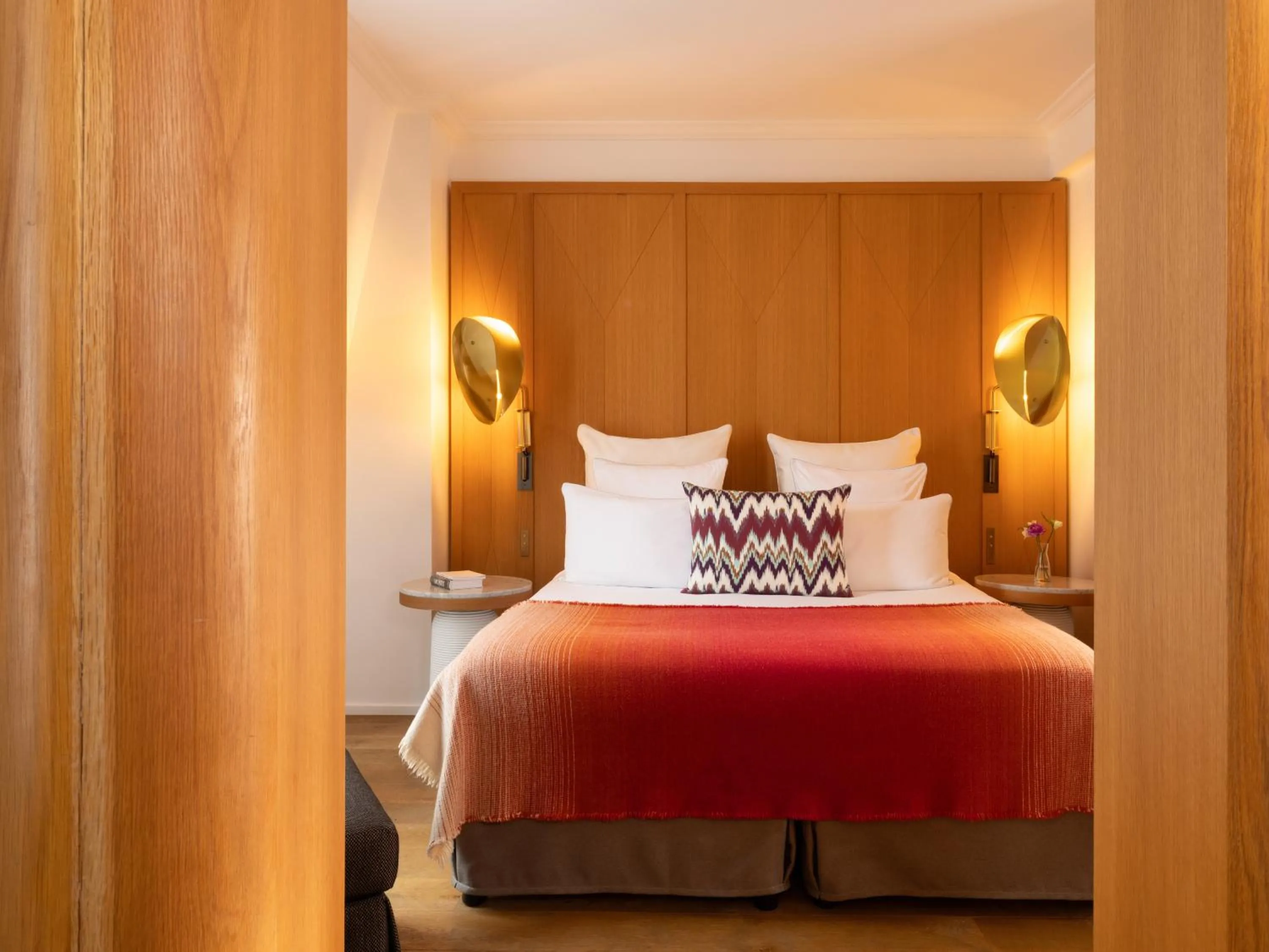 Bedroom, Bed in Hôtel Vernet Champs Elysées Paris