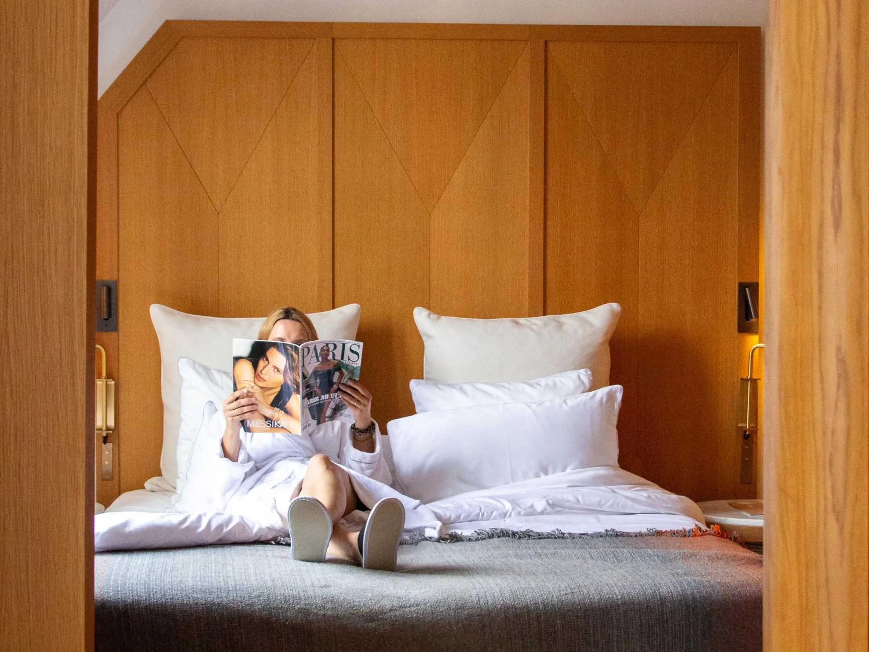 Bedroom, Bed in Hôtel Vernet Champs Elysées Paris