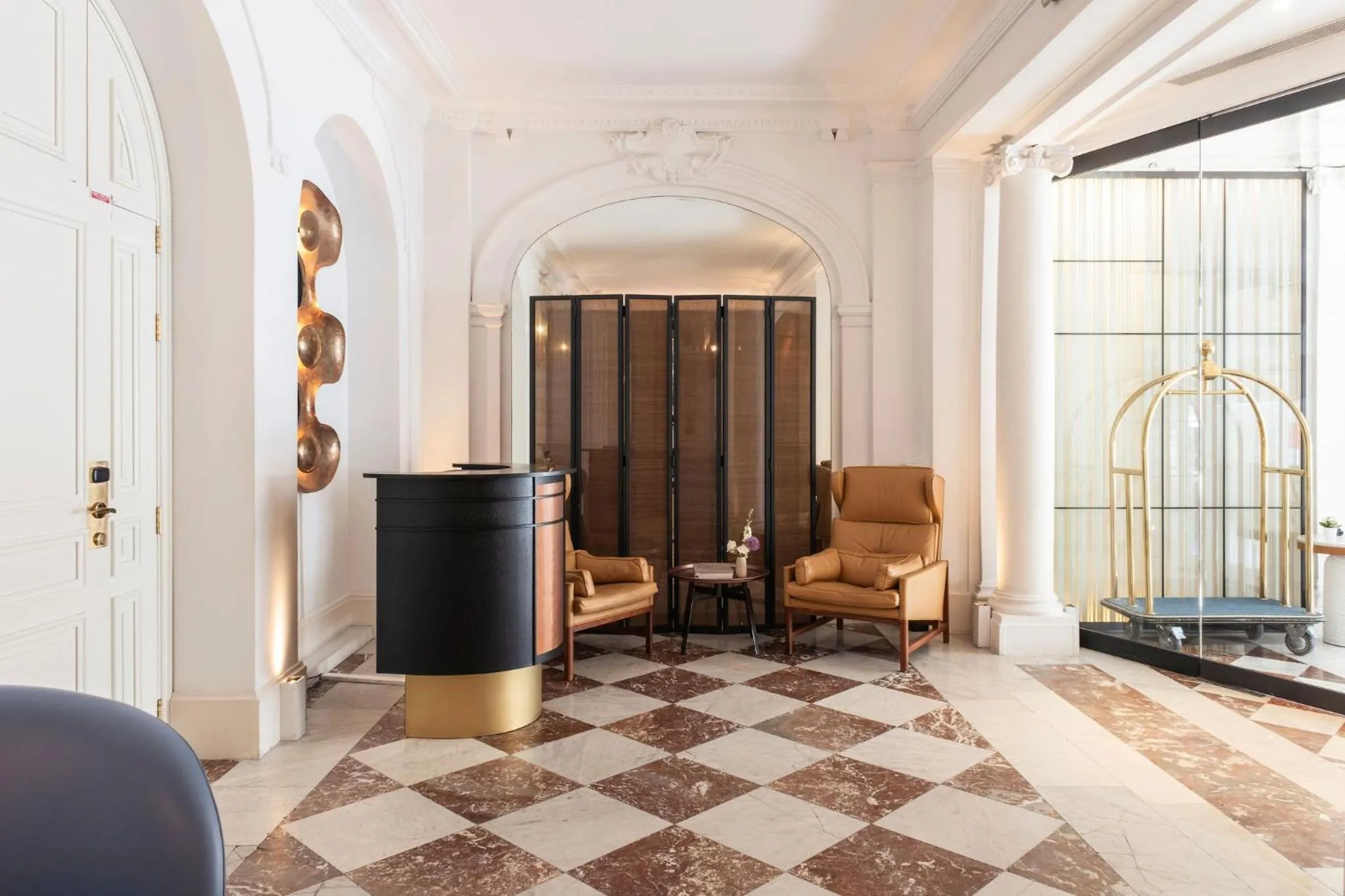 Property building in Hôtel Vernet Champs Elysées Paris