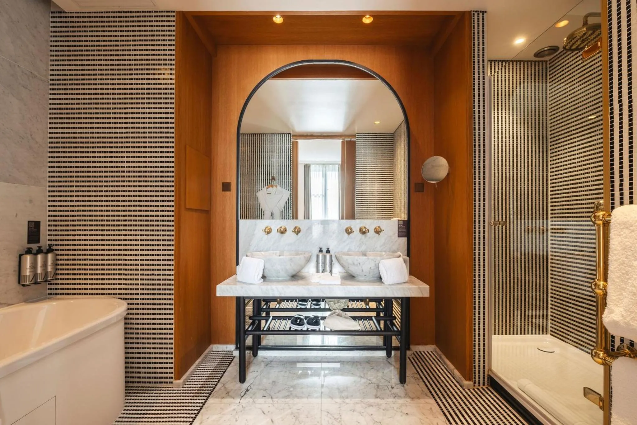 Bathroom in Hôtel Vernet Champs Elysées Paris