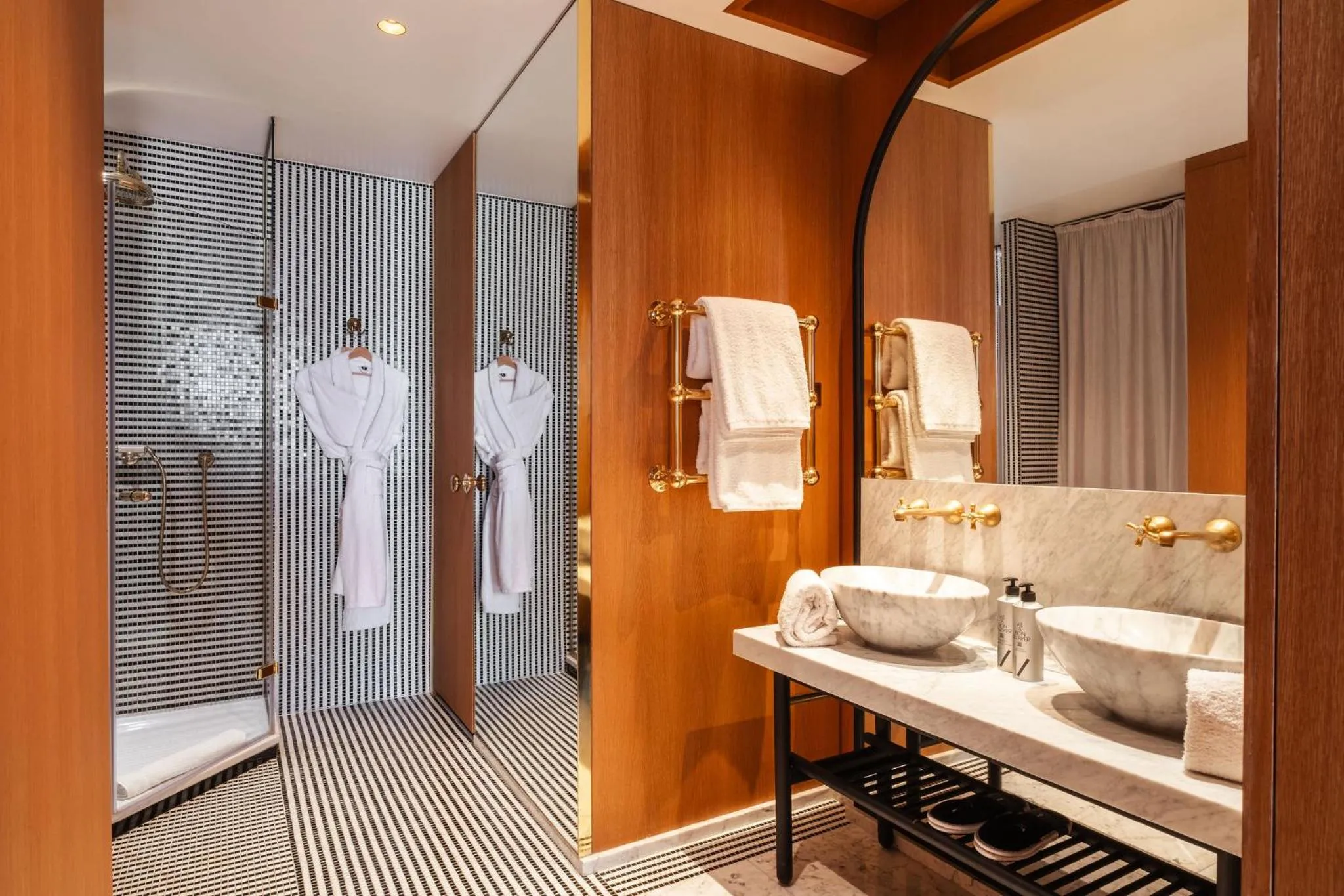 Bathroom in Hôtel Vernet Champs Elysées Paris