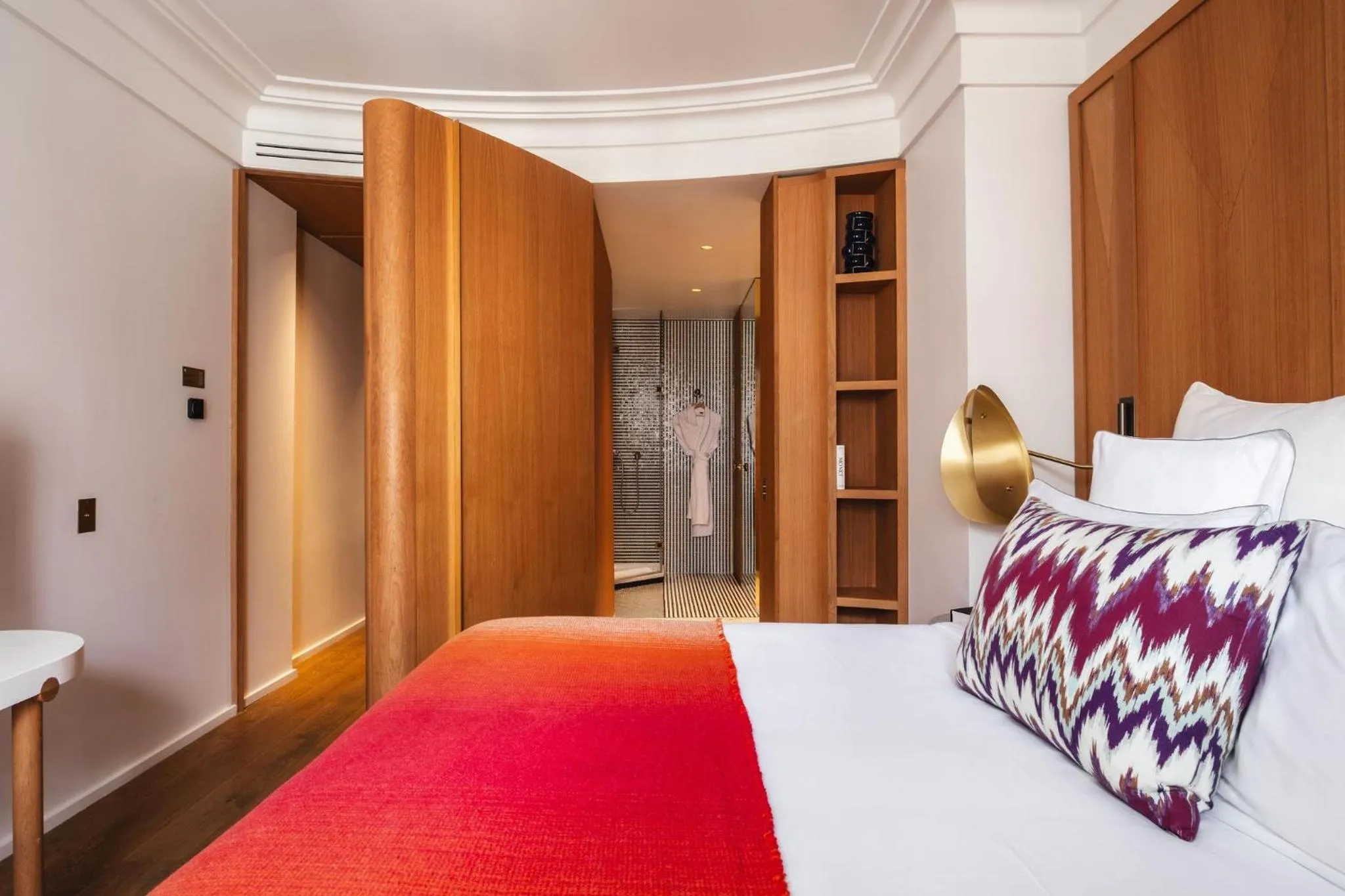 Bathroom, Bed in Hôtel Vernet Champs Elysées Paris