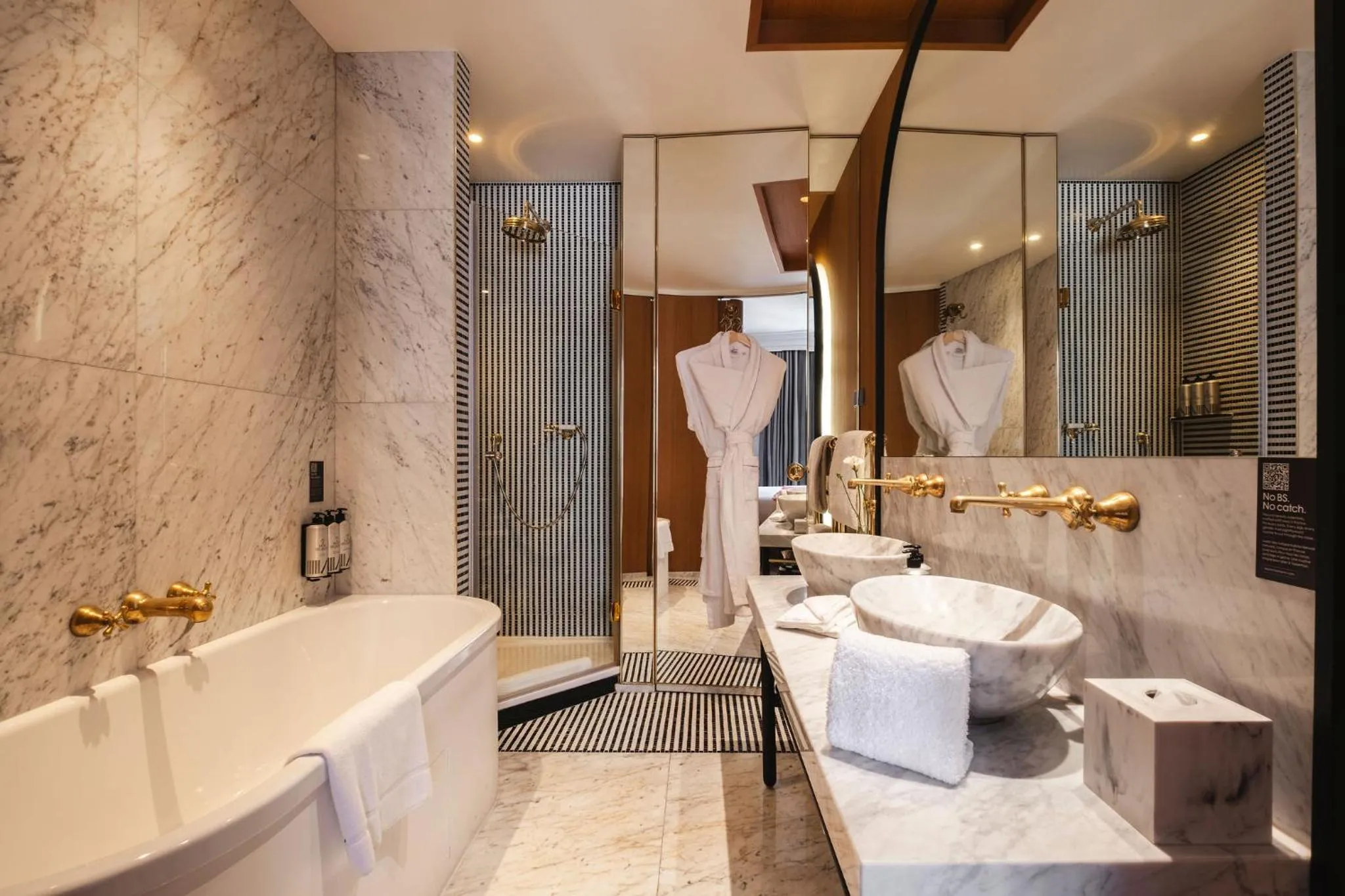 Bathroom in Hôtel Vernet Champs Elysées Paris