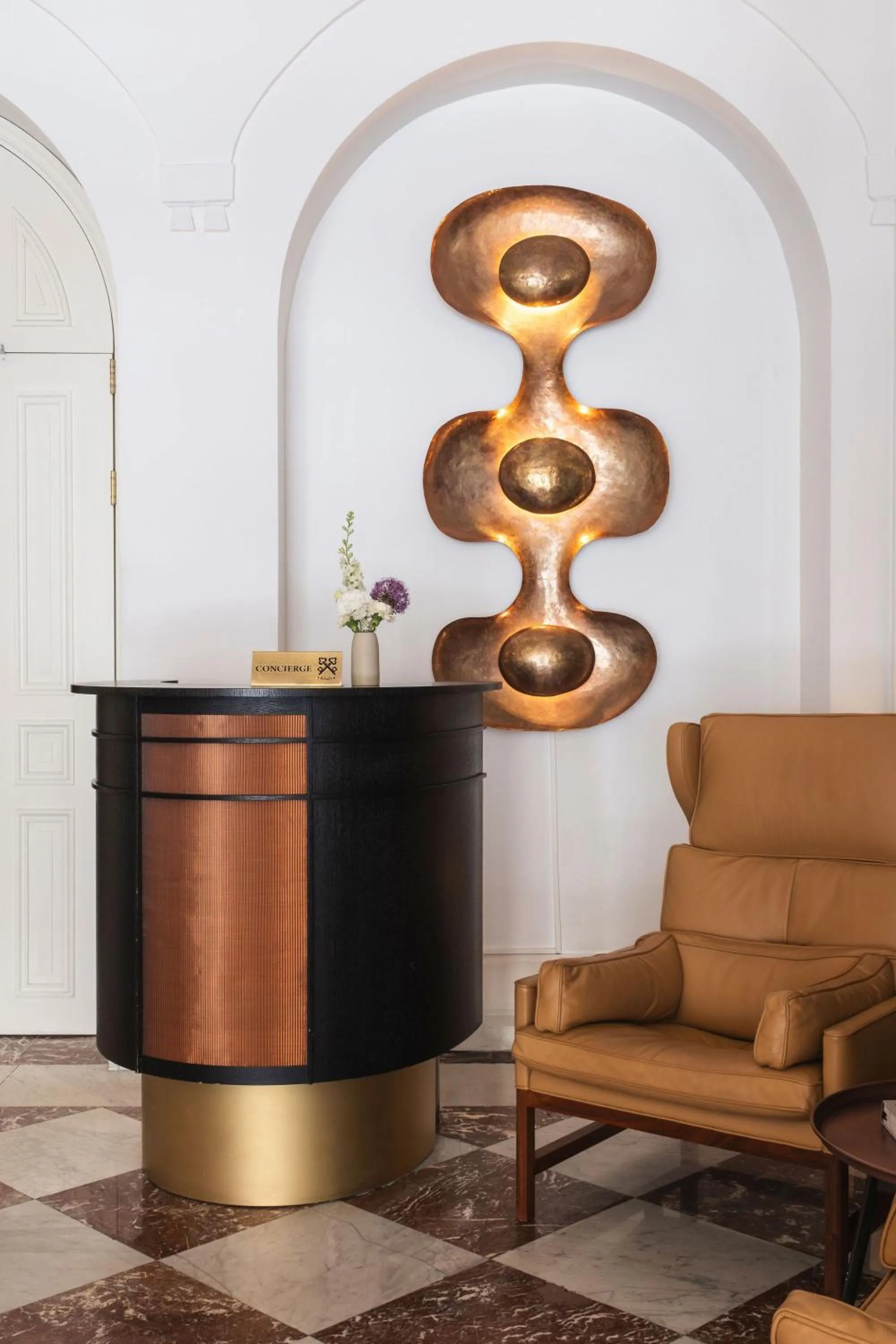 concierge in Hôtel Vernet Champs Elysées Paris