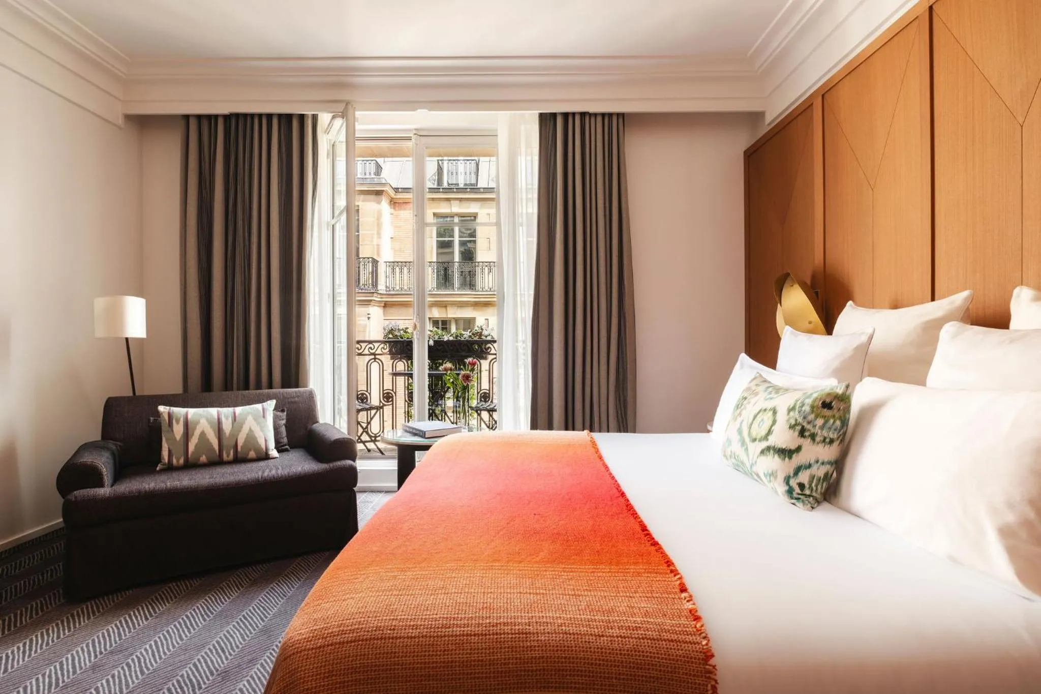 Bedroom, Bed in Hôtel Vernet Champs Elysées Paris