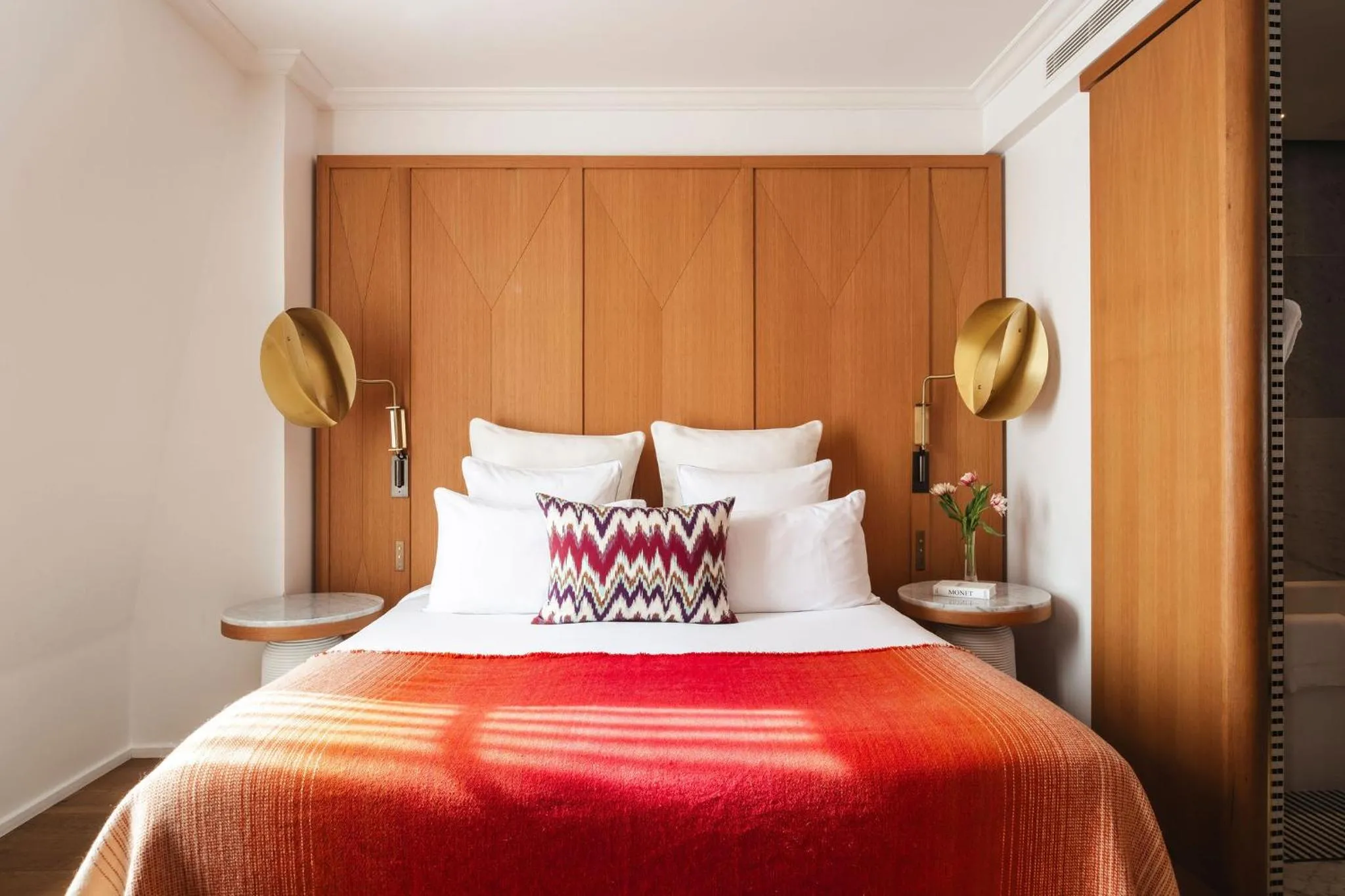 Bedroom, Bed in Hôtel Vernet Champs Elysées Paris