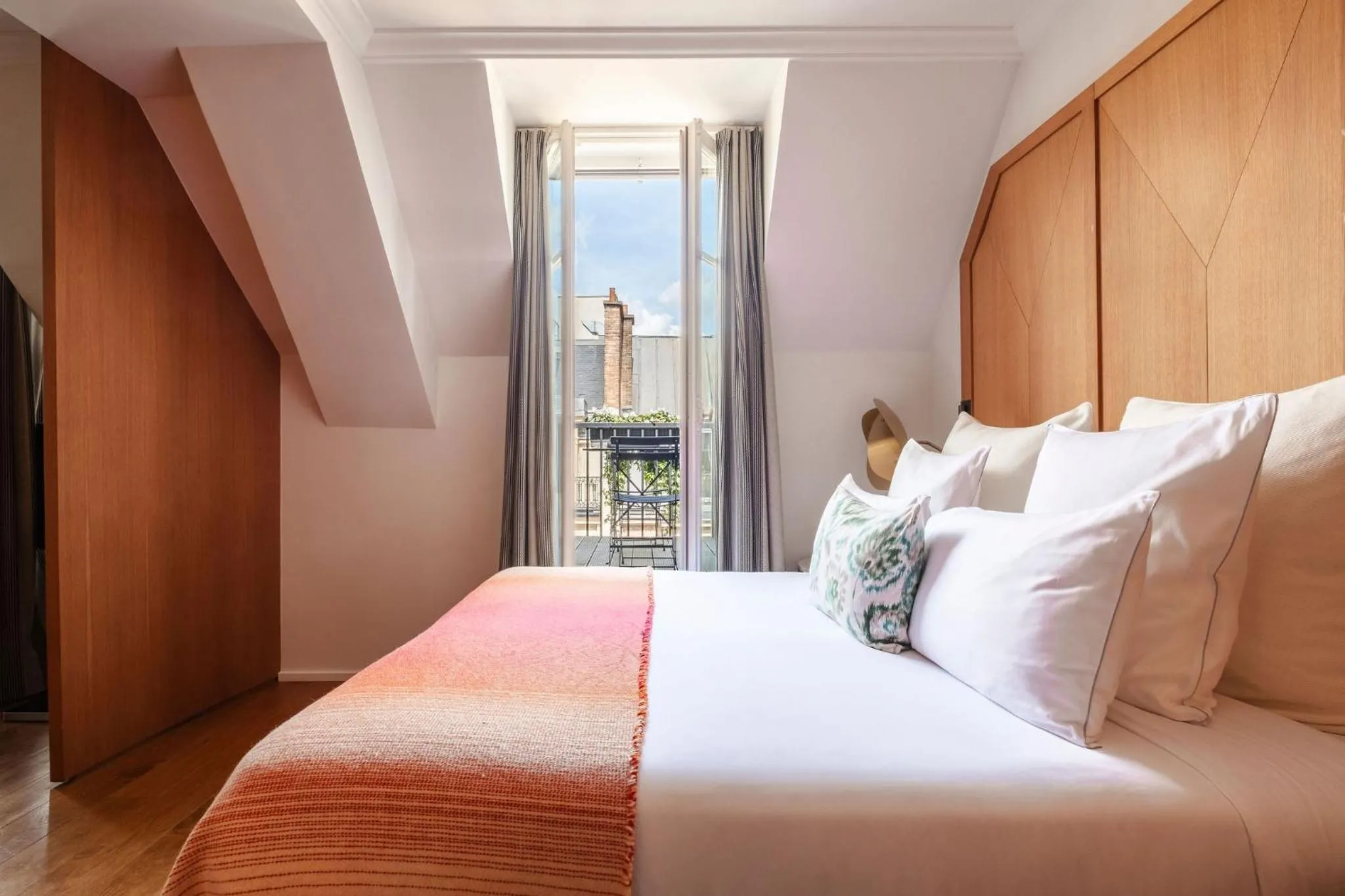Bedroom, Bed in Hôtel Vernet Champs Elysées Paris