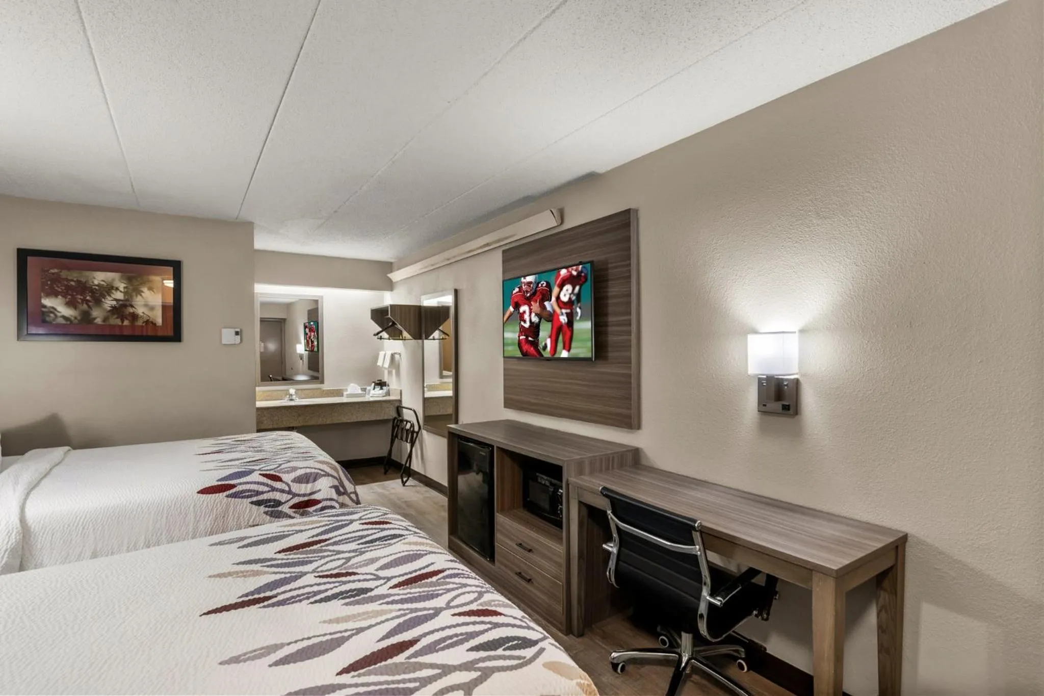 Photo of the whole room, Bed in Red Roof Inn Enfield