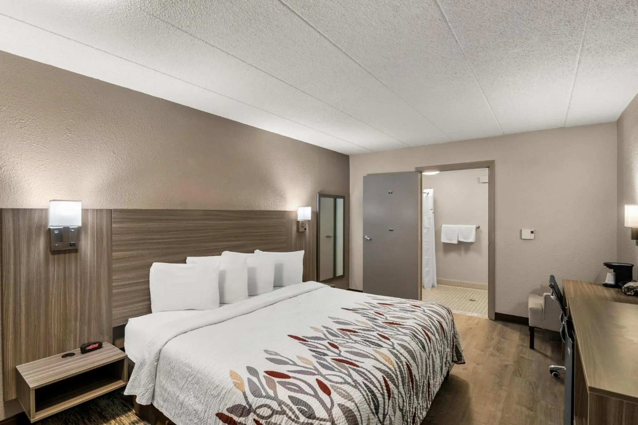 Photo of the whole room, Bed in Red Roof Inn Enfield