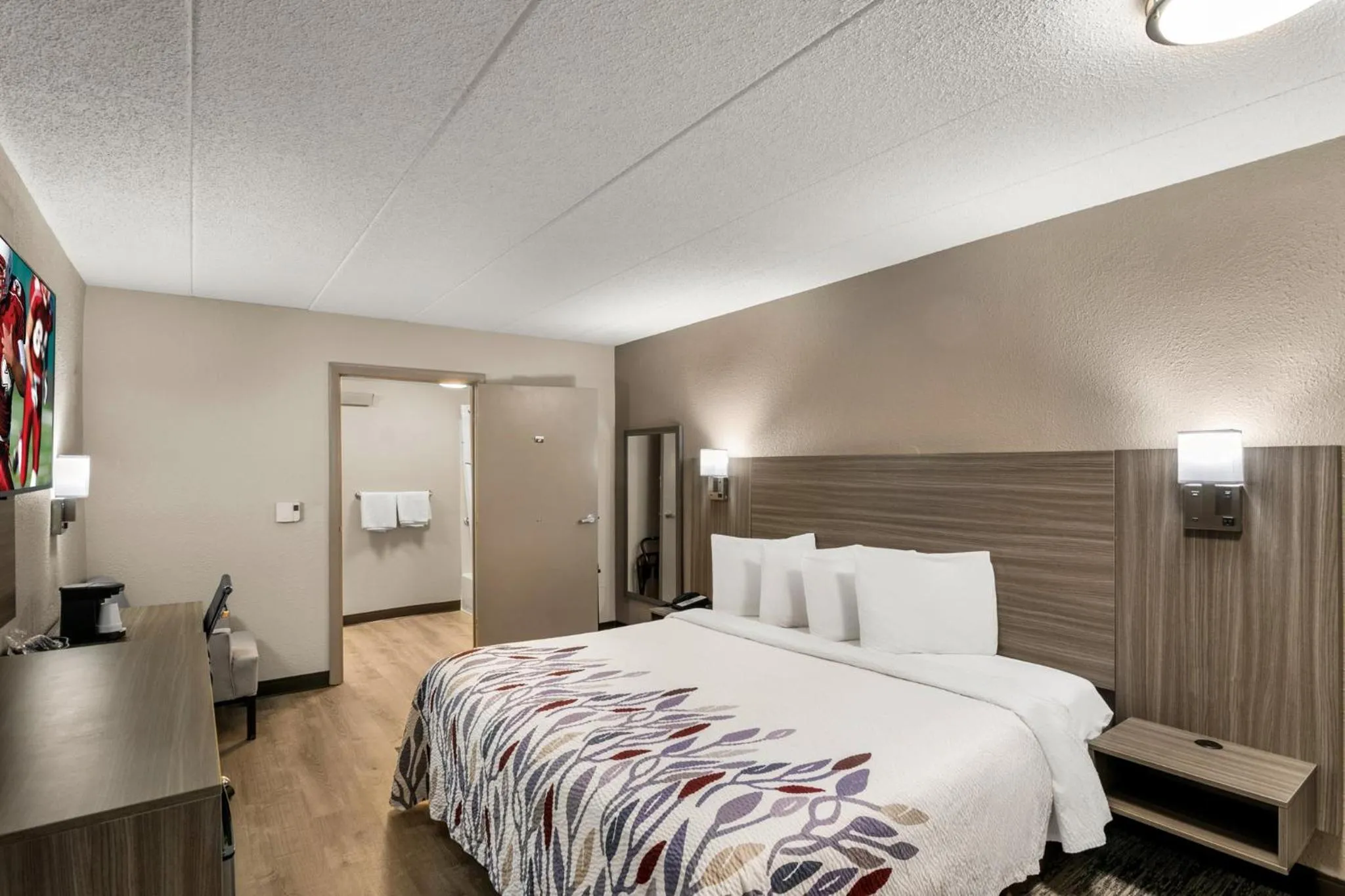 Photo of the whole room, Bed in Red Roof Inn Enfield