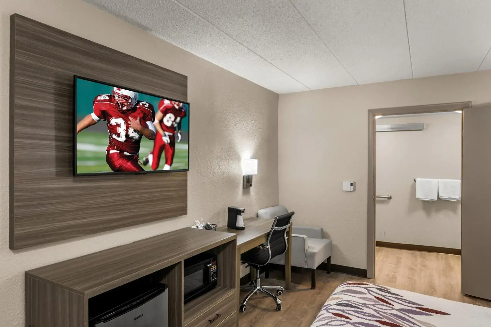 Superior King Room Disability Access Smoking in Red Roof Inn Enfield Superior King Room Disability Access Smoking in Red Roof Inn Enfield