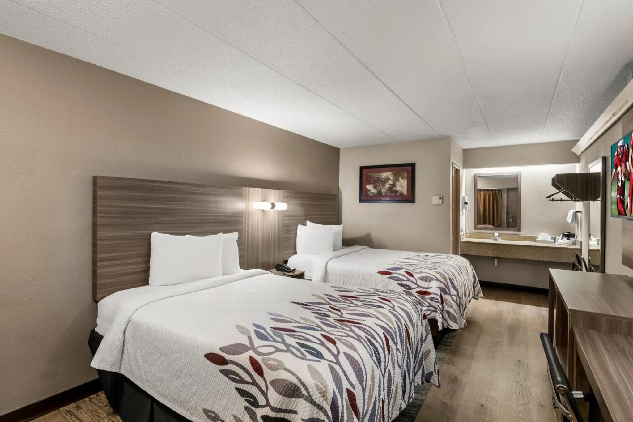 Photo of the whole room, Bed in Red Roof Inn Enfield