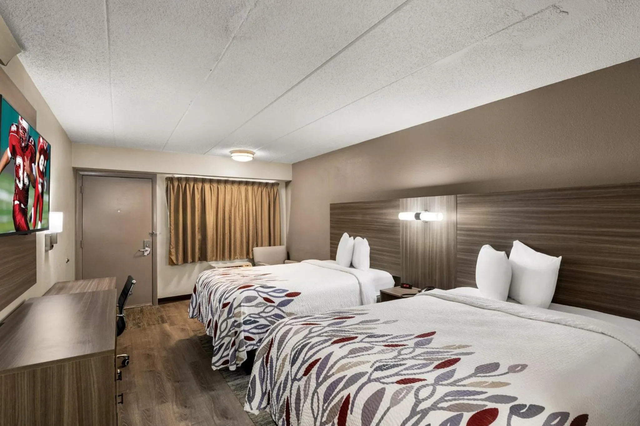 Photo of the whole room, Bed in Red Roof Inn Enfield