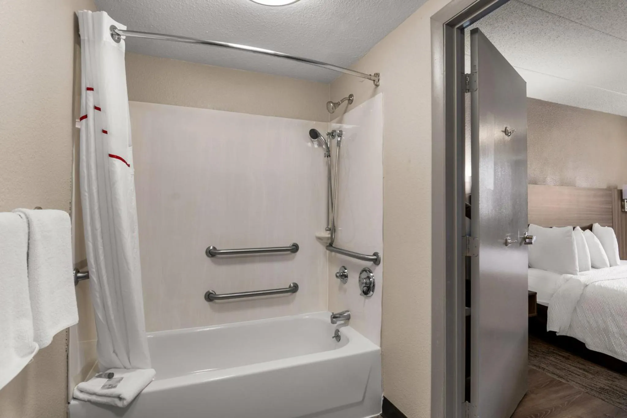 Bathroom, Bed in Red Roof Inn Enfield