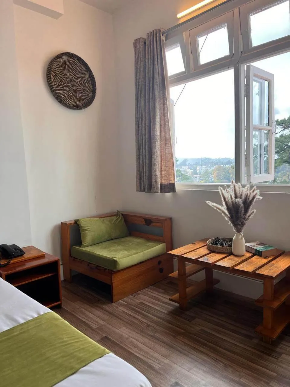 Dining area, Bed in The Living Roof