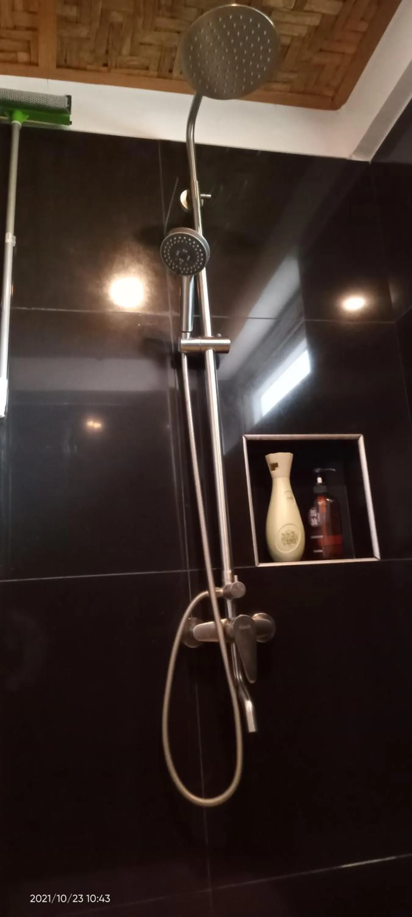 Bathroom in In Dai Aquasports and Beach Resort