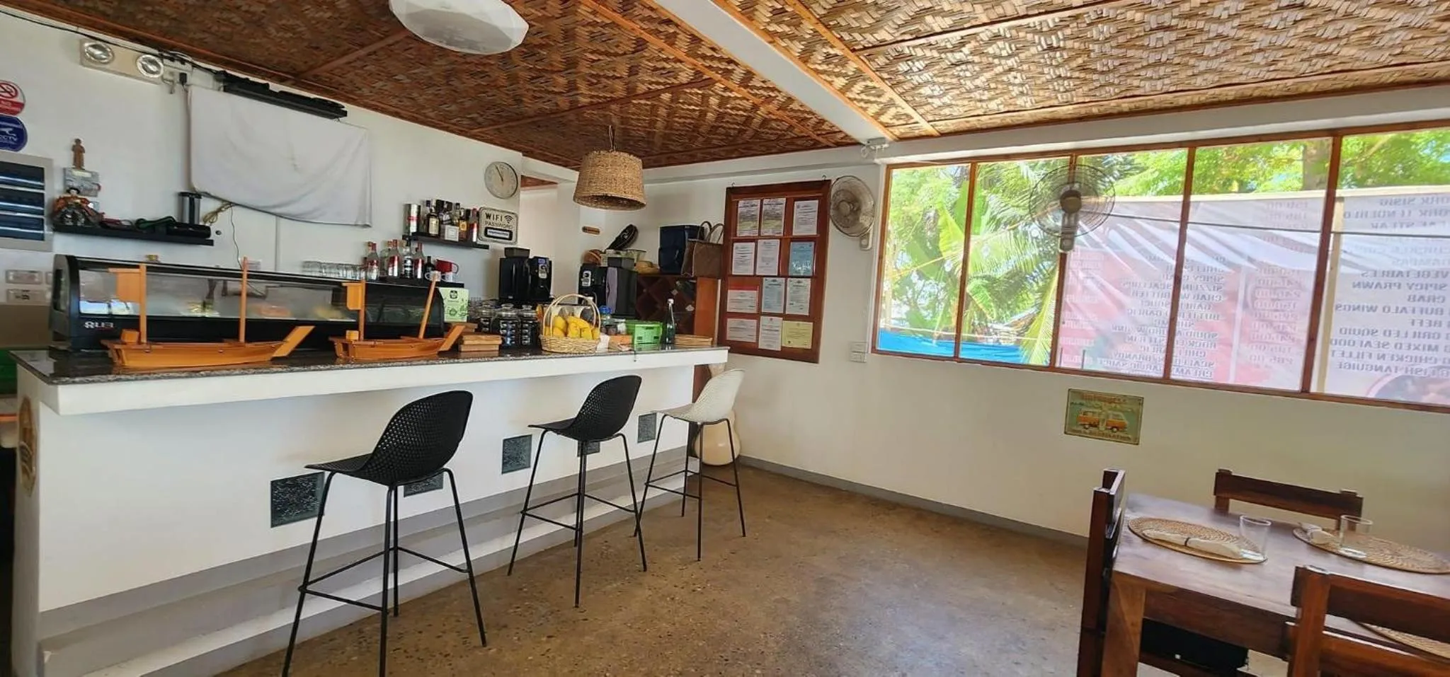 Restaurant/places to eat in In Dai Aquasports and Beach Resort