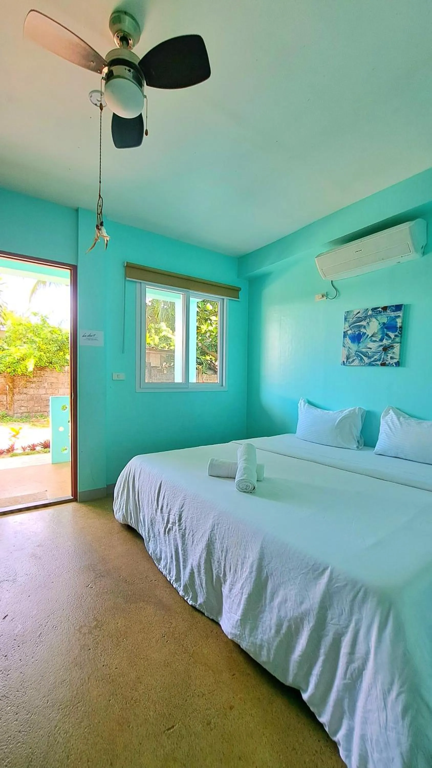 Bed in In Dai Aquasports and Beach Resort