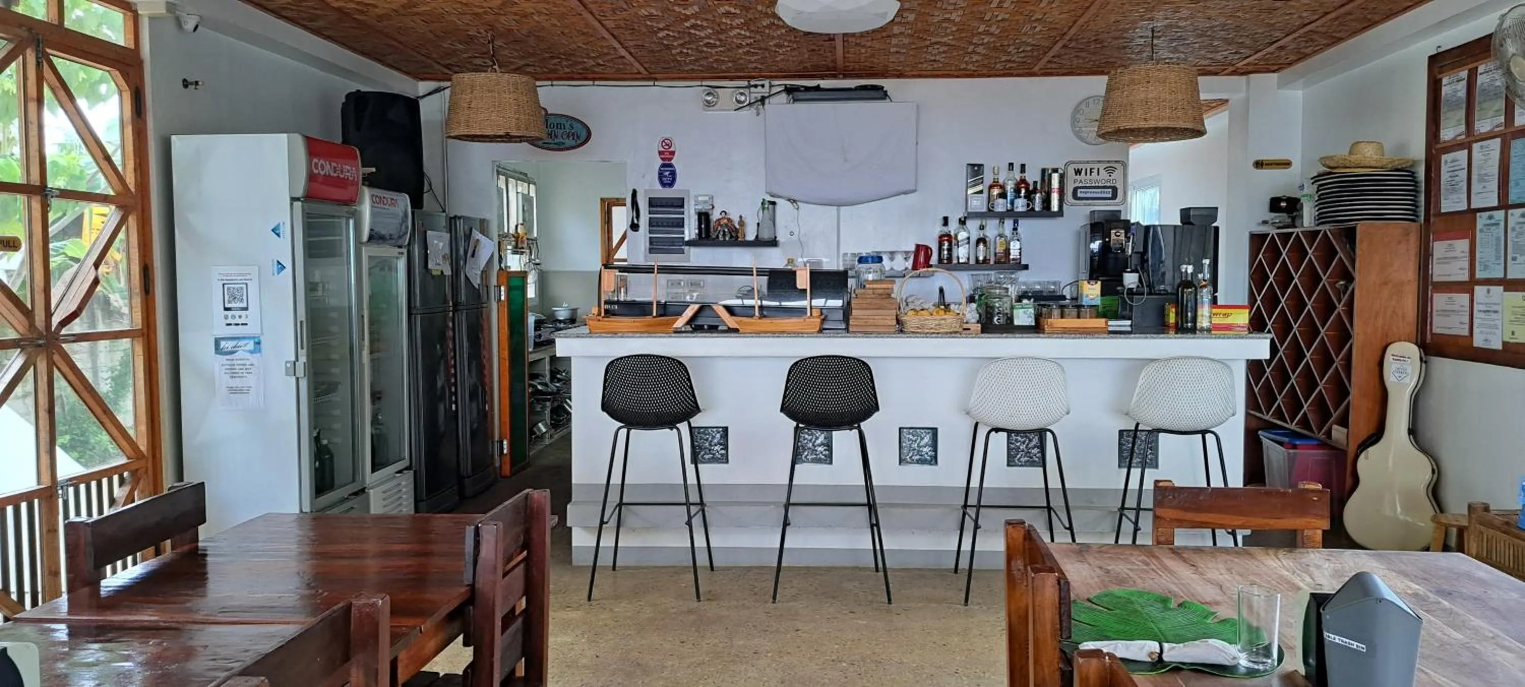 Restaurant/places to eat in In Dai Aquasports and Beach Resort