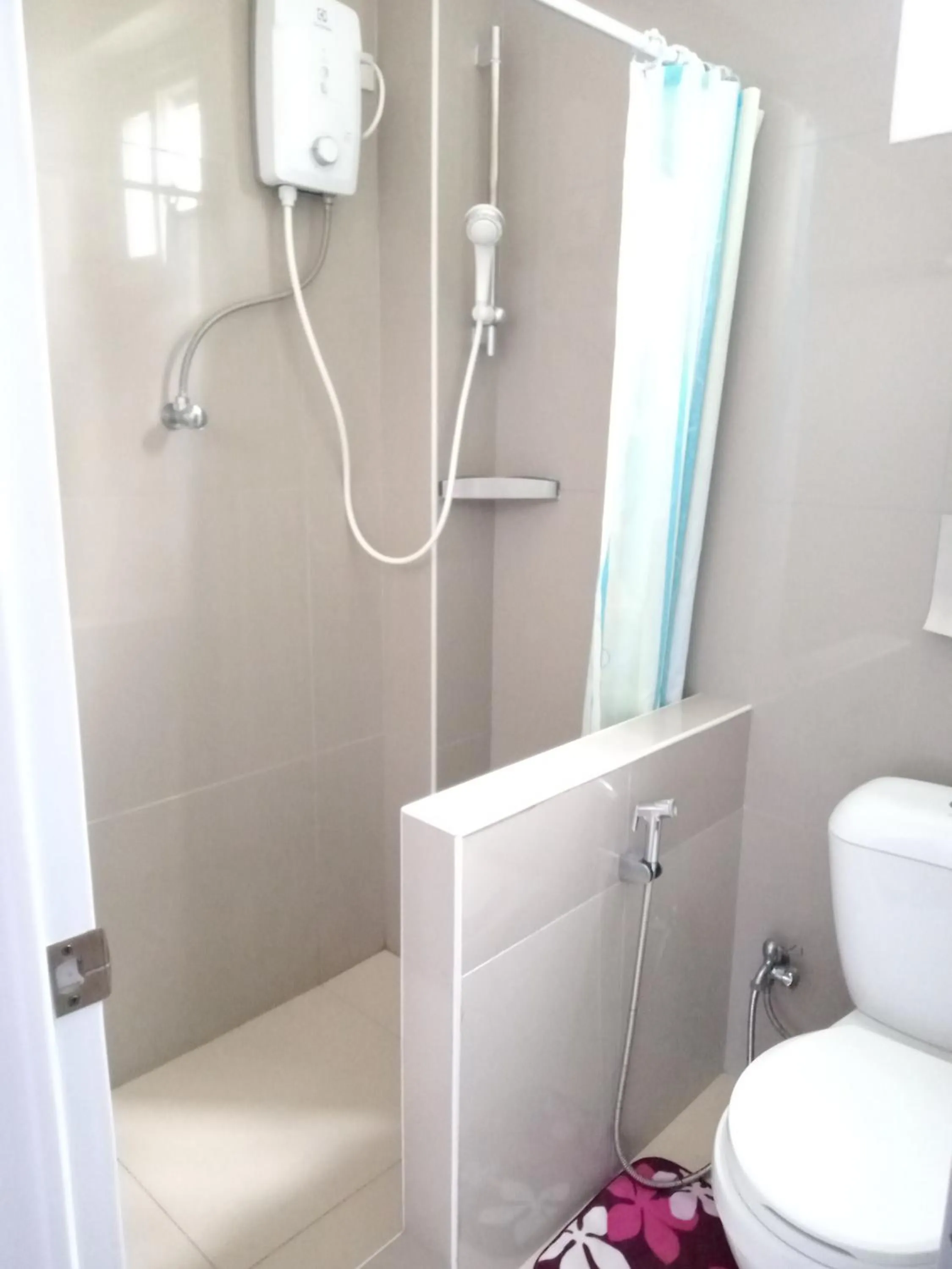 Toilet in In Dai Aquasports and Beach Resort