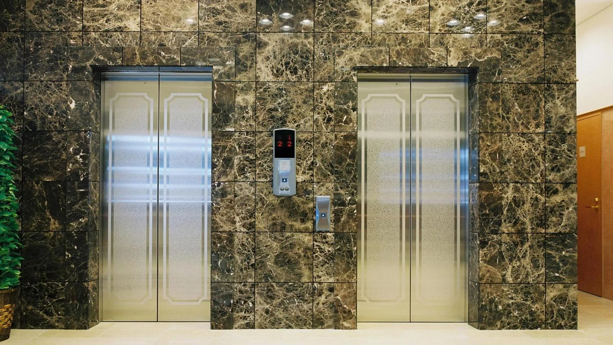 elevator in Toyoko Inn Tokuyama-eki Shinkansen-guchi