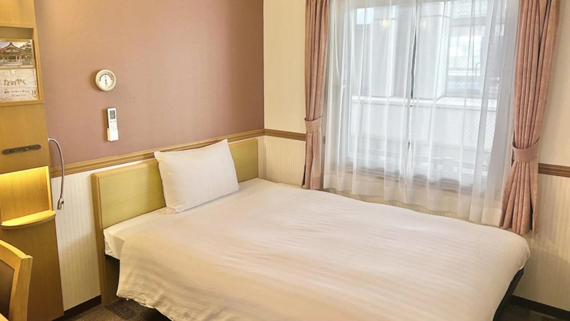 Bedroom, Bed in Toyoko Inn Tokuyama-eki Shinkansen-guchi