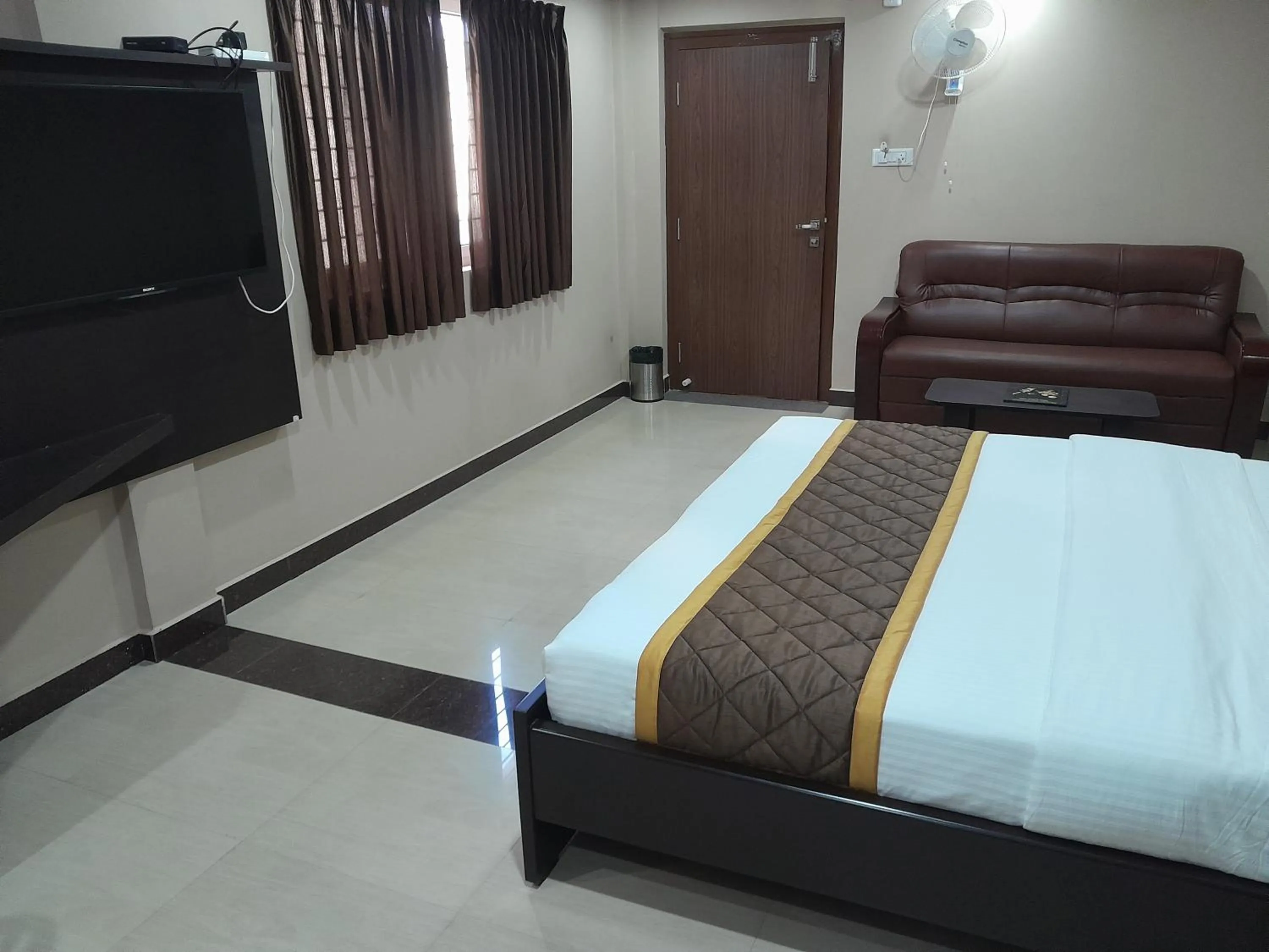 Communal lounge/ TV room, Bed in THE NISARGA GRAND