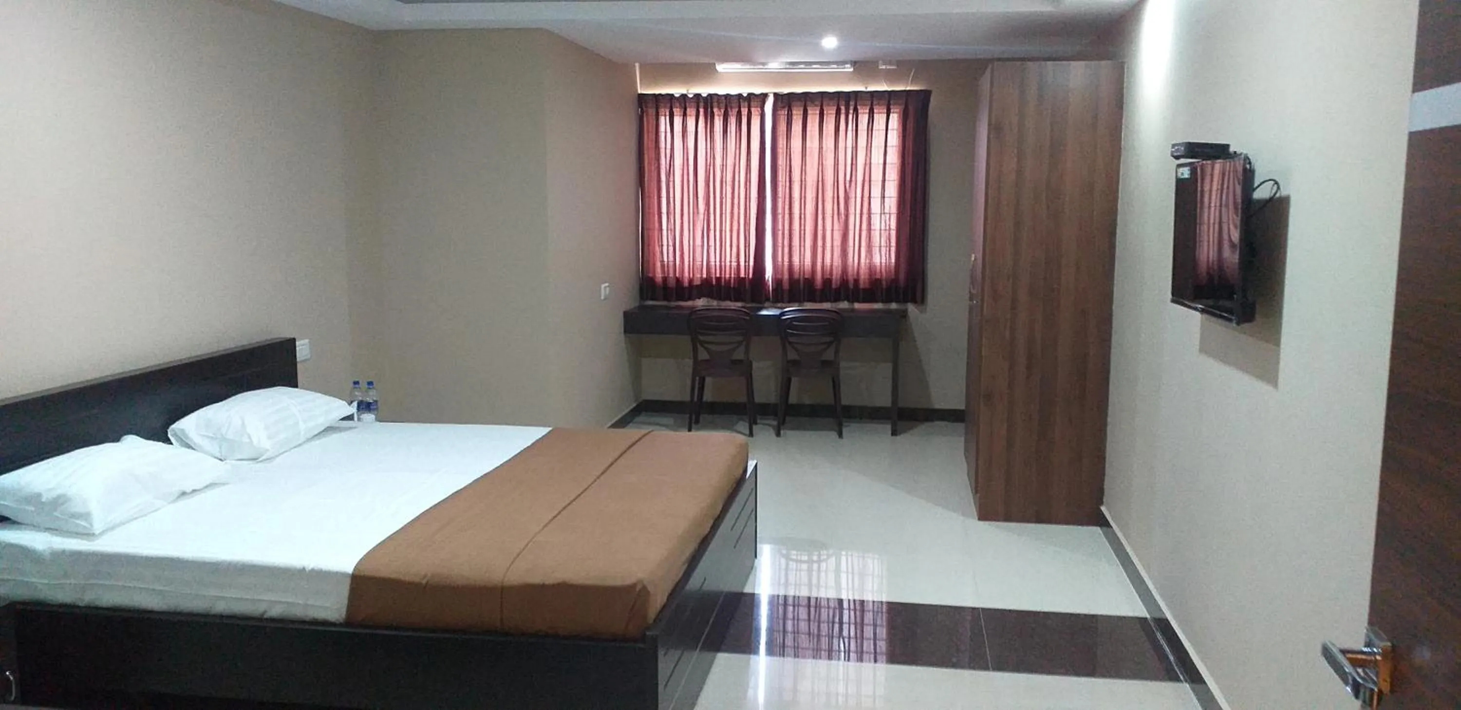 Communal lounge/ TV room, Bed in THE NISARGA GRAND