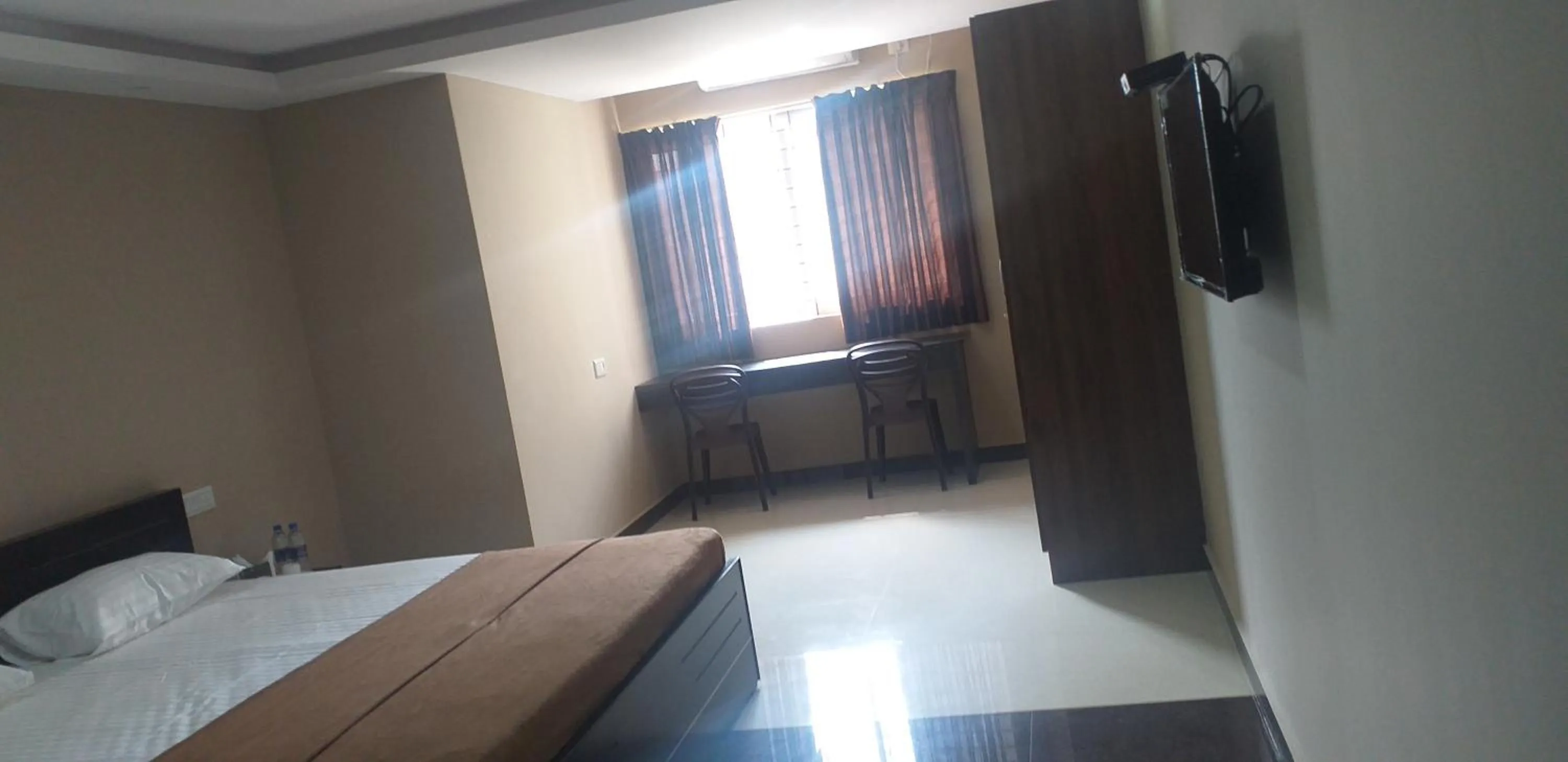 Communal lounge/ TV room, Bed in THE NISARGA GRAND