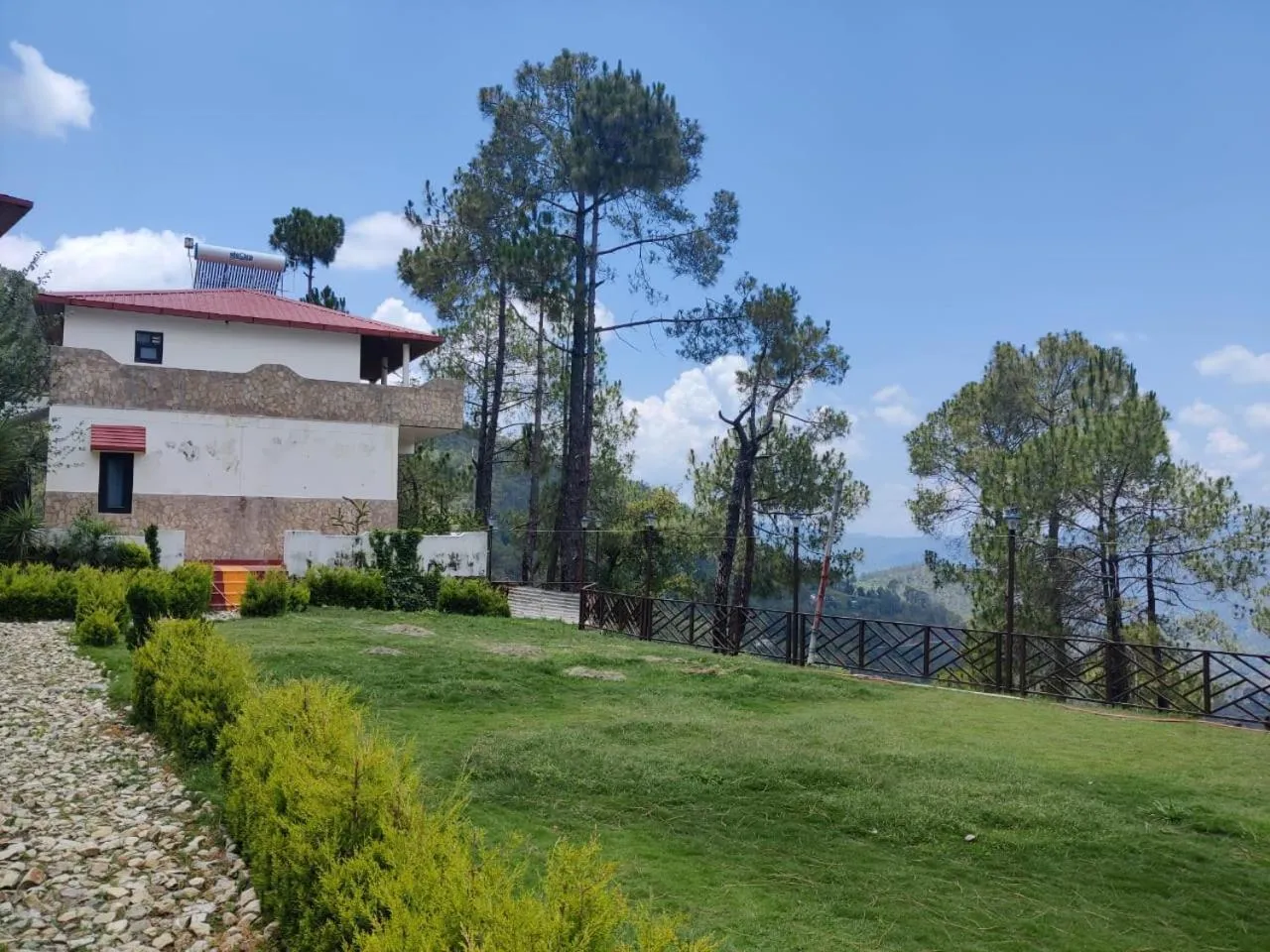 Garden view in Boros Resorts Binsar