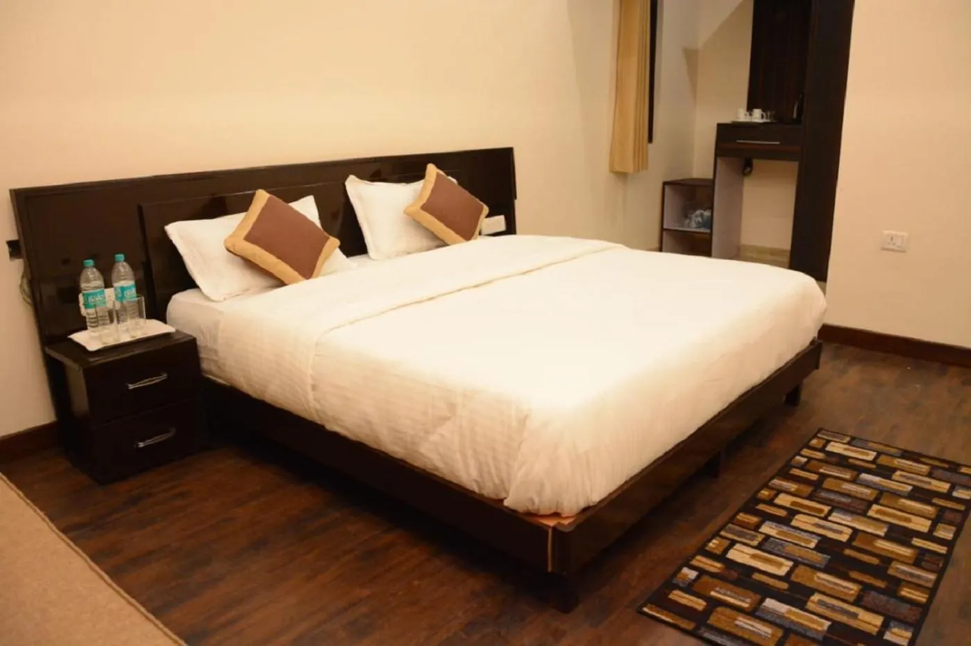 Property building, Bed in Boros Resorts Binsar