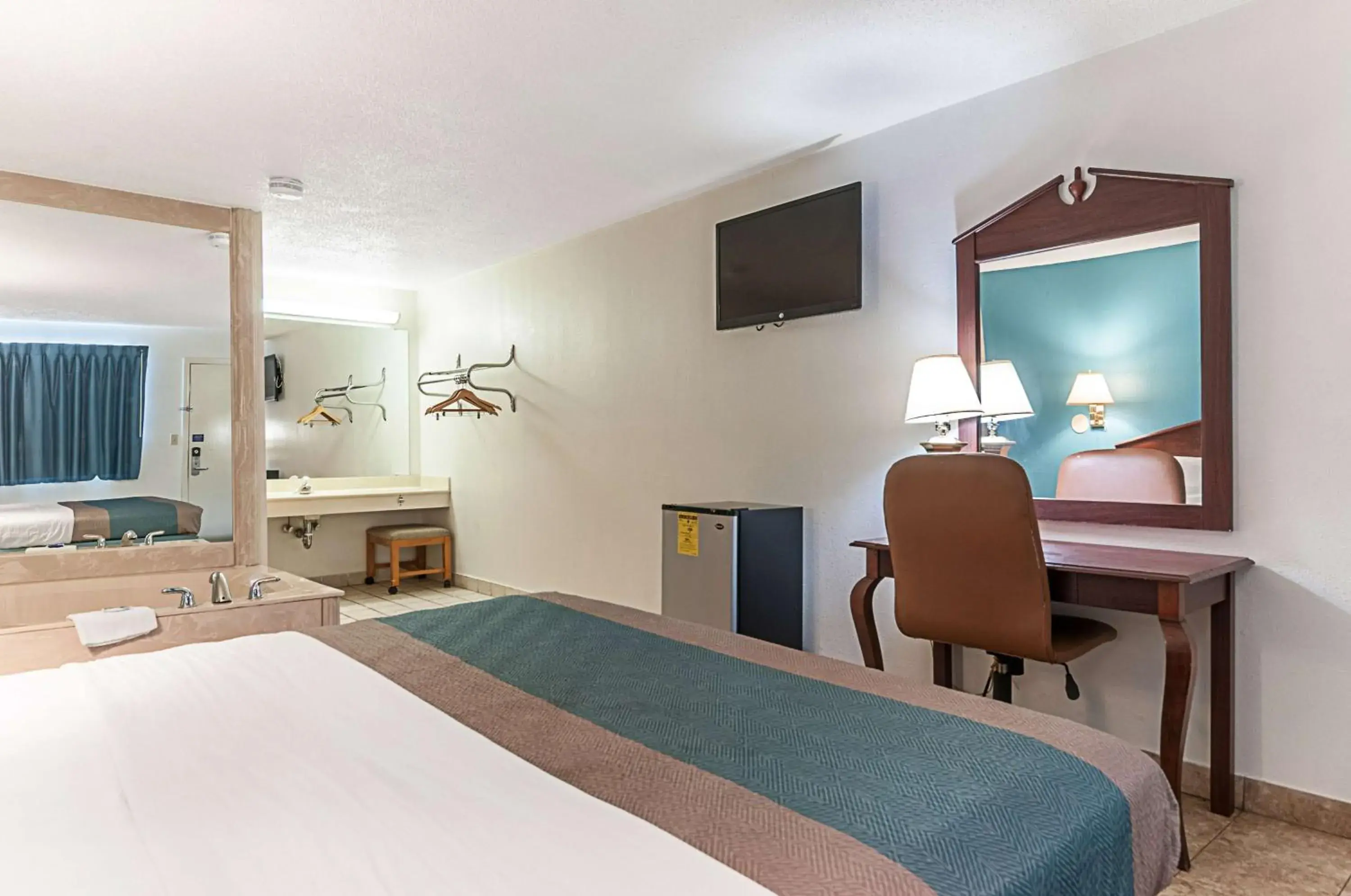 King Suite with Spa Bath - single occupancy - Non-Smoking in Motel 6-Southgate, MI - Detroit King Suite with Spa Bath - single occupancy - Non-Smoking in Motel 6-Southgate, MI - Detroit