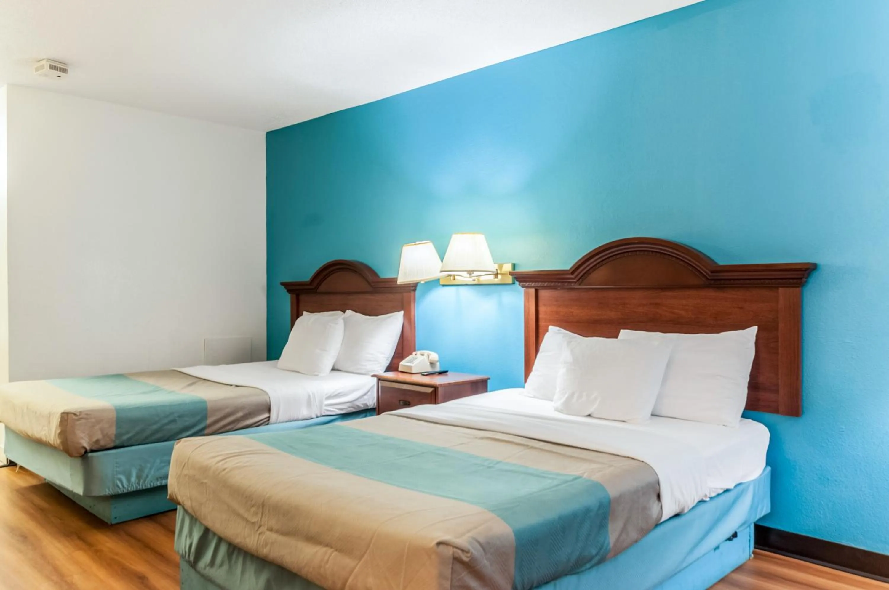 Bedroom, Bed in Motel 6-Southgate, MI - Detroit