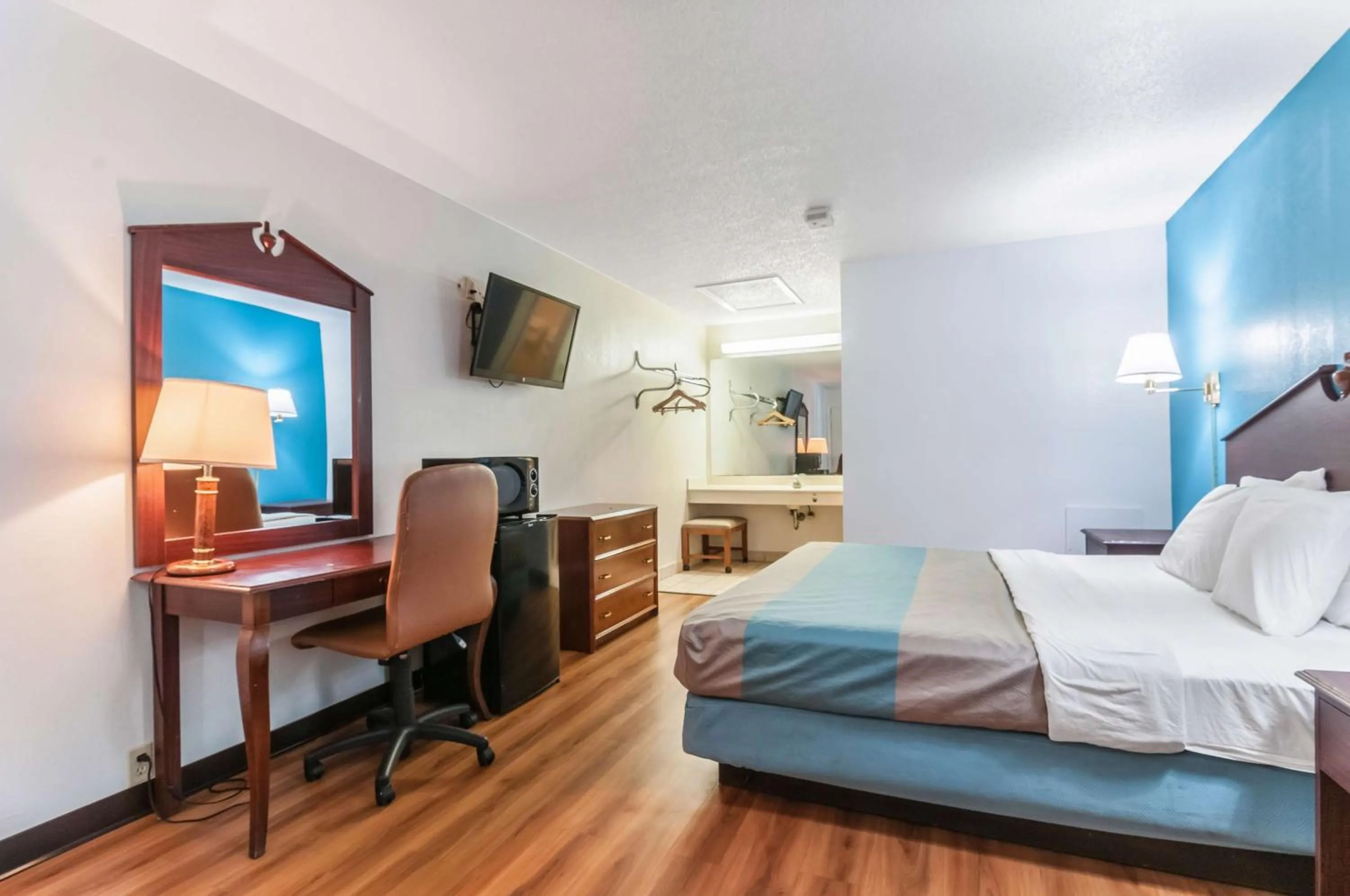 Bedroom, Bed in Motel 6-Southgate, MI - Detroit