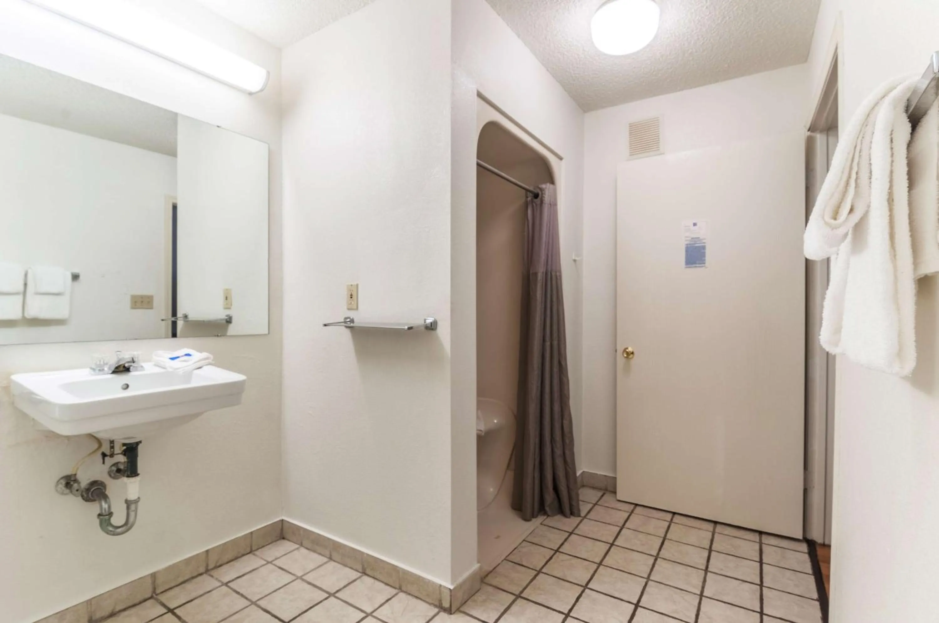 Double Room - Disability Access - Non-Smoking in Motel 6-Southgate, MI - Detroit