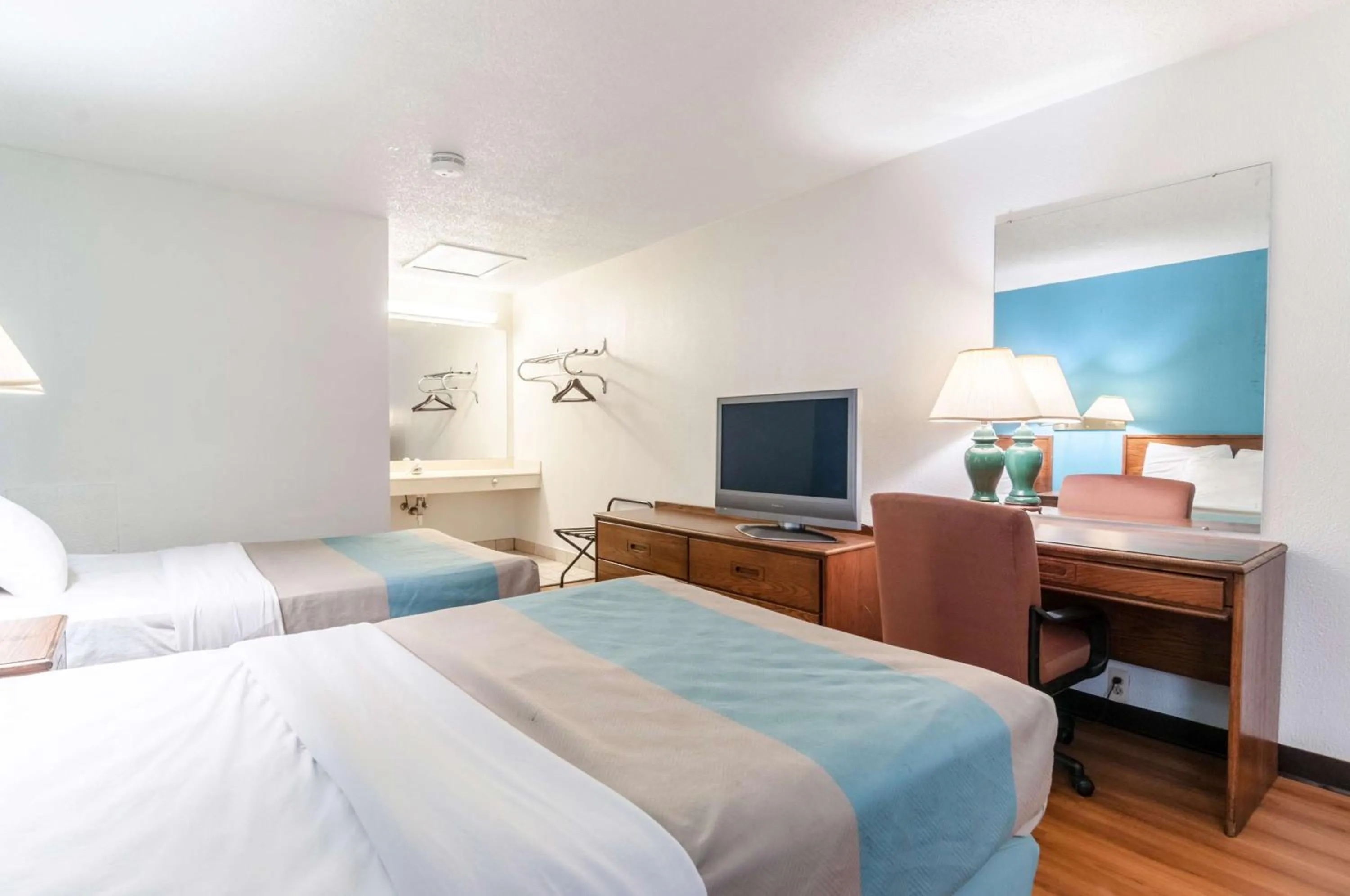 Bedroom, Bed in Motel 6-Southgate, MI - Detroit