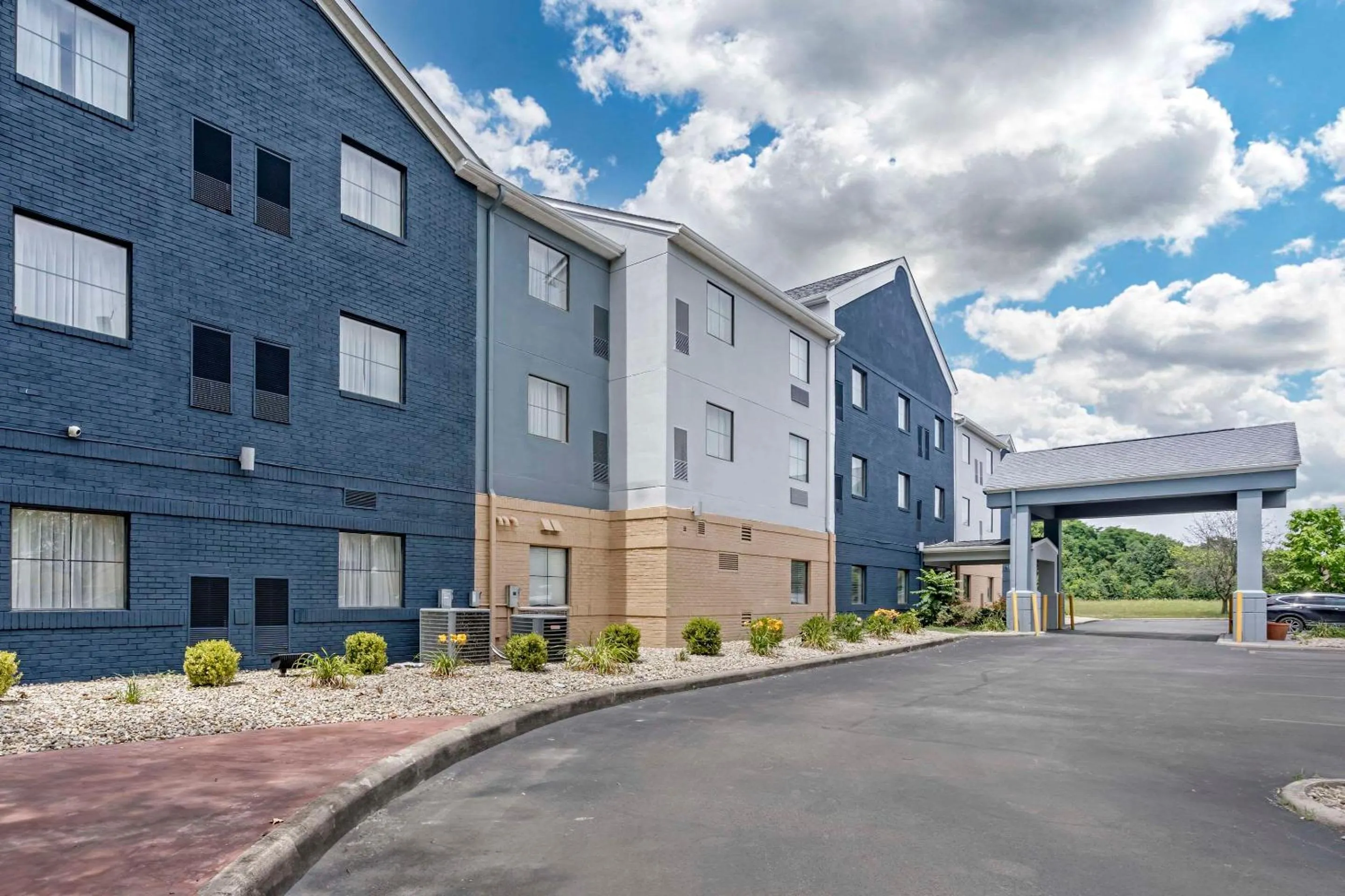 Property building in Country Inn & Suites by Radisson, Pickerington, OH