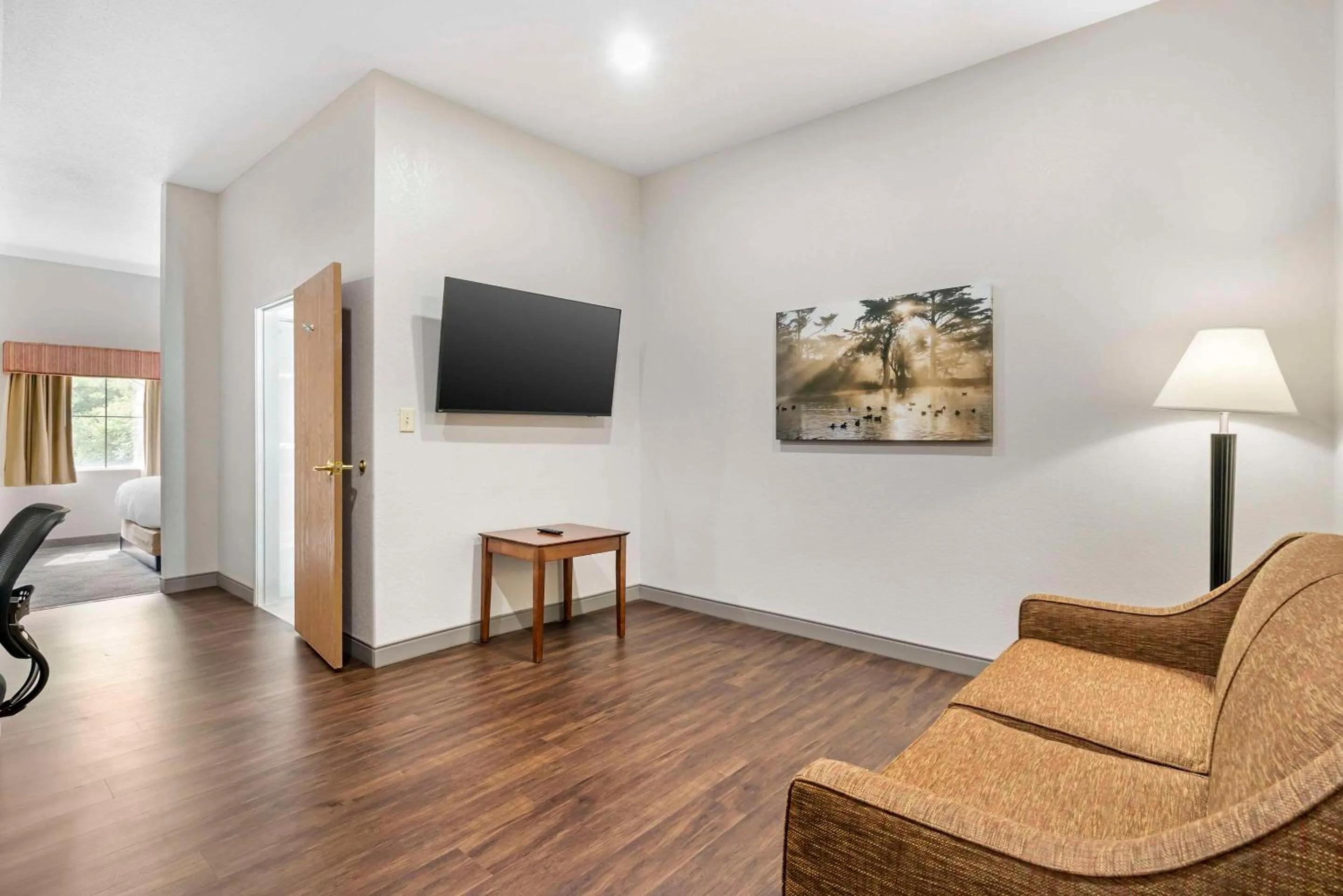 Bedroom in Country Inn & Suites by Radisson, Pickerington, OH