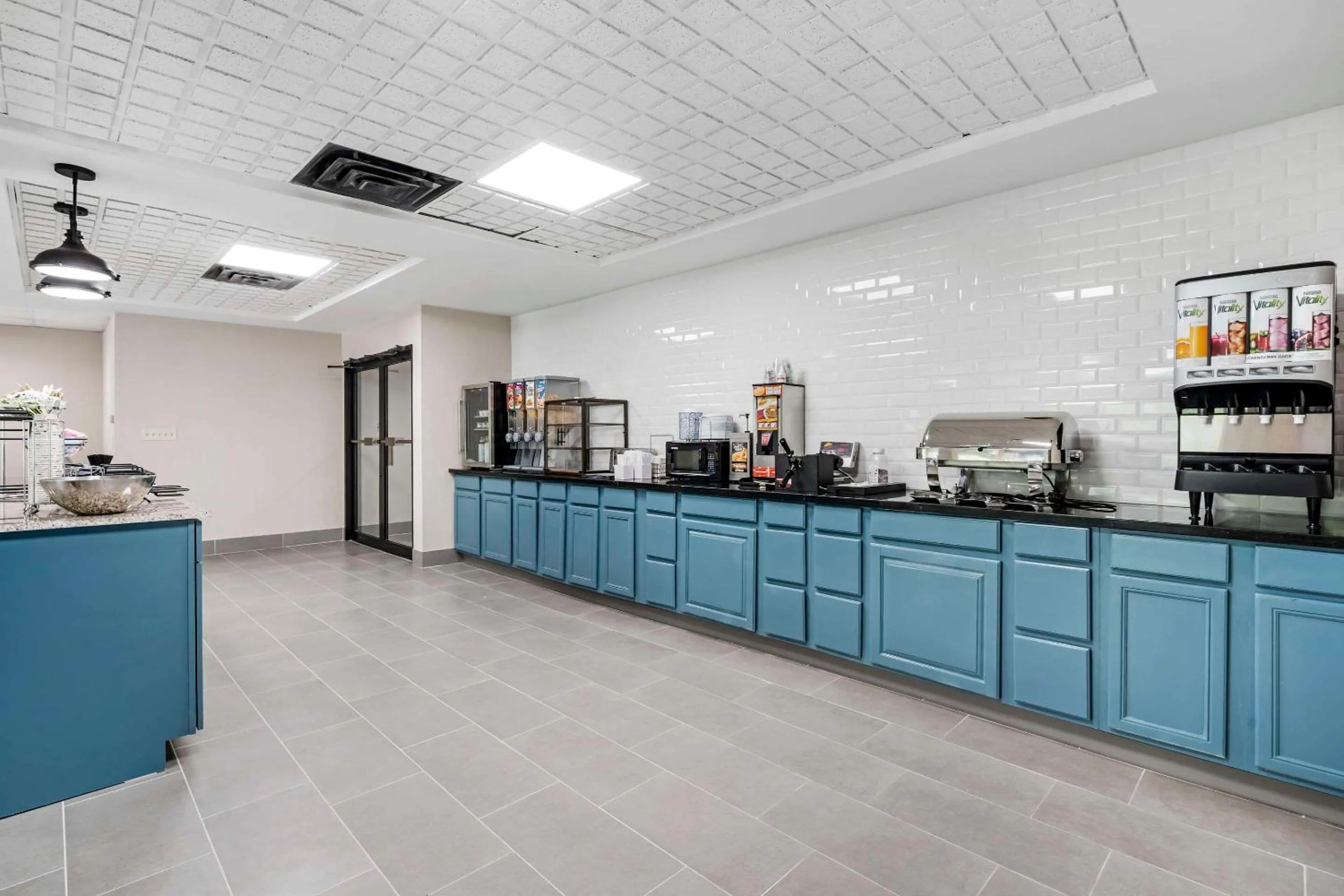 Breakfast in Country Inn & Suites by Radisson, Pickerington, OH